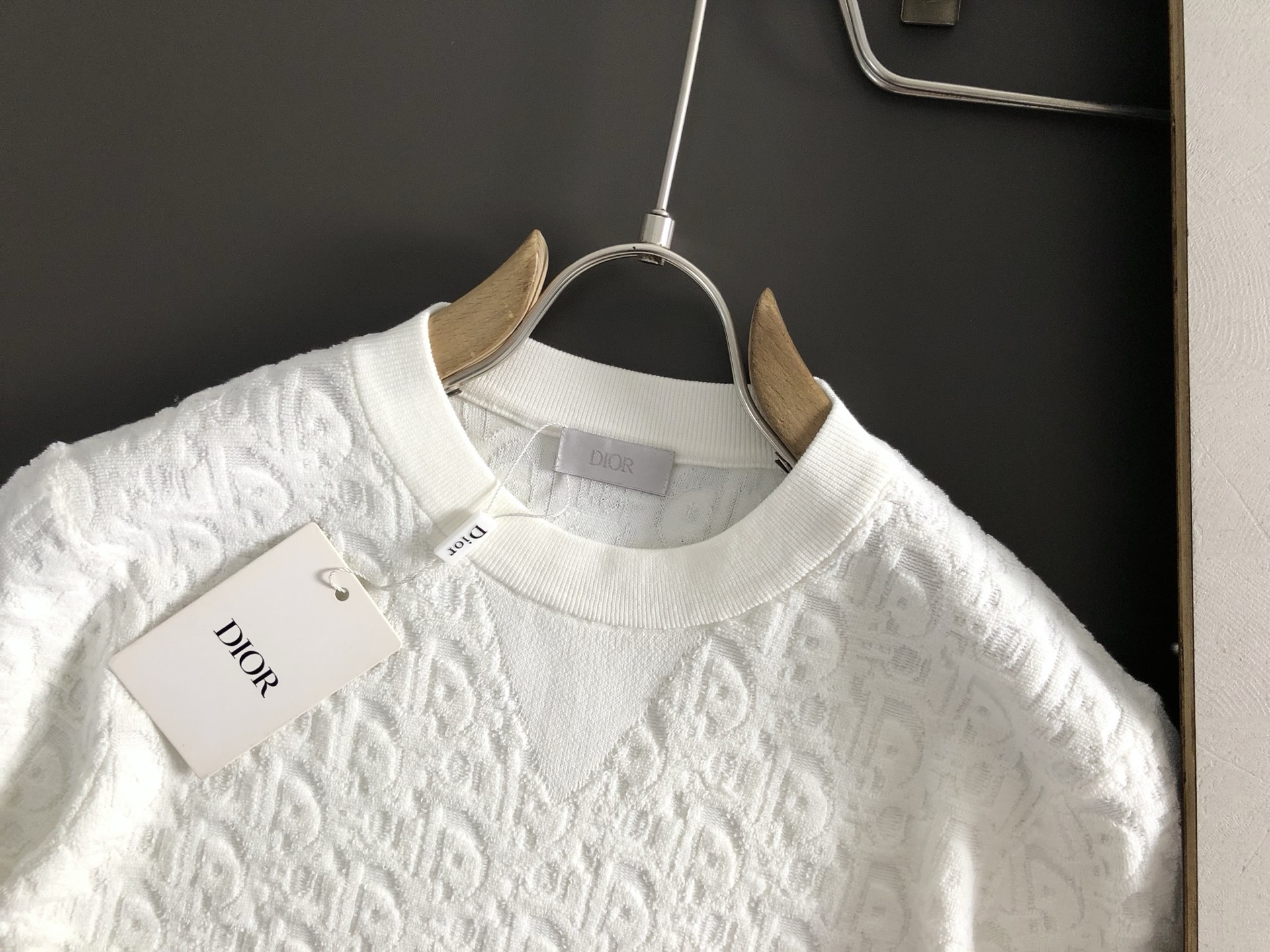  Dir*合身版型M-XXXL
2025秋冬立体浮雕满副提花排列款羊毛短袖，精致工艺专柜面料，顶级元素融