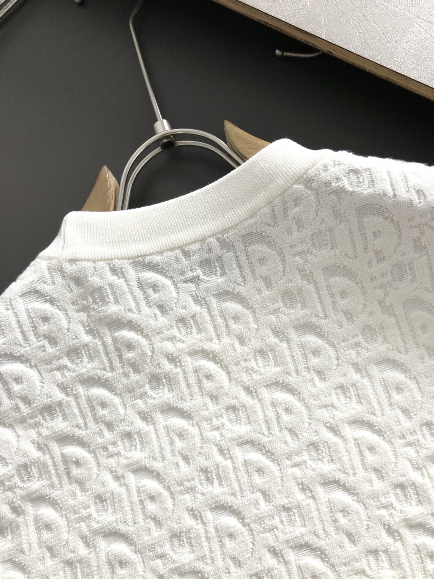  Dir*合身版型M-XXXL
2025秋冬立体浮雕满副提花排列款羊毛短袖，精致工艺专柜面料，顶级元素融