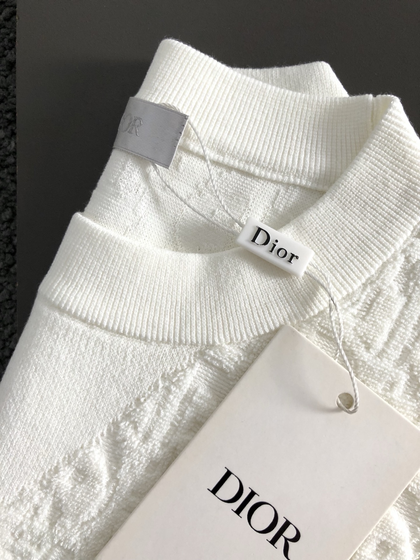  Dir*合身版型M-XXXL
2025秋冬立体浮雕满副提花排列款羊毛短袖，精致工艺专柜面料，顶级元素融