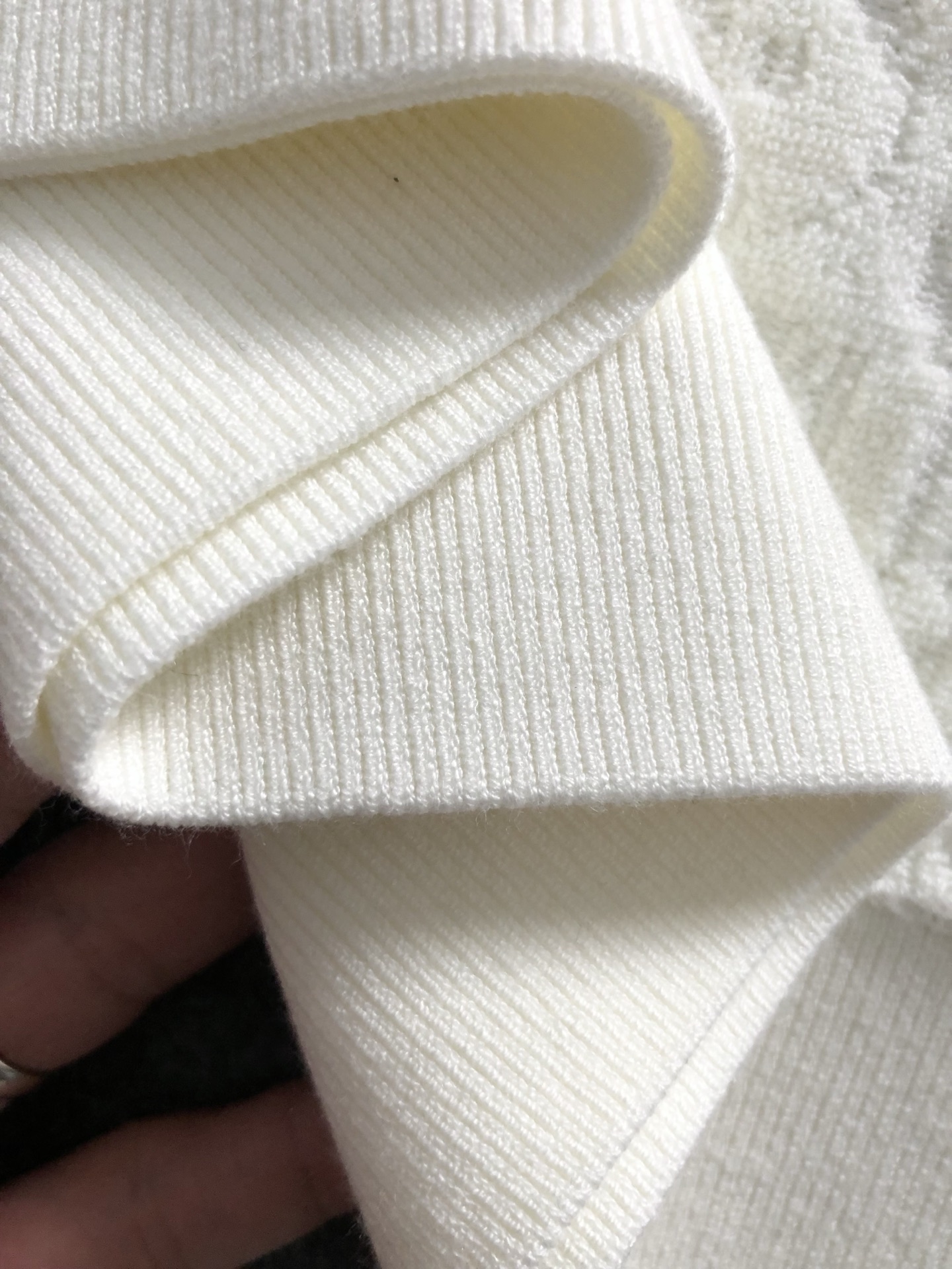  Dir*合身版型M-XXXL
2025秋冬立体浮雕满副提花排列款羊毛短袖，精致工艺专柜面料，顶级元素融