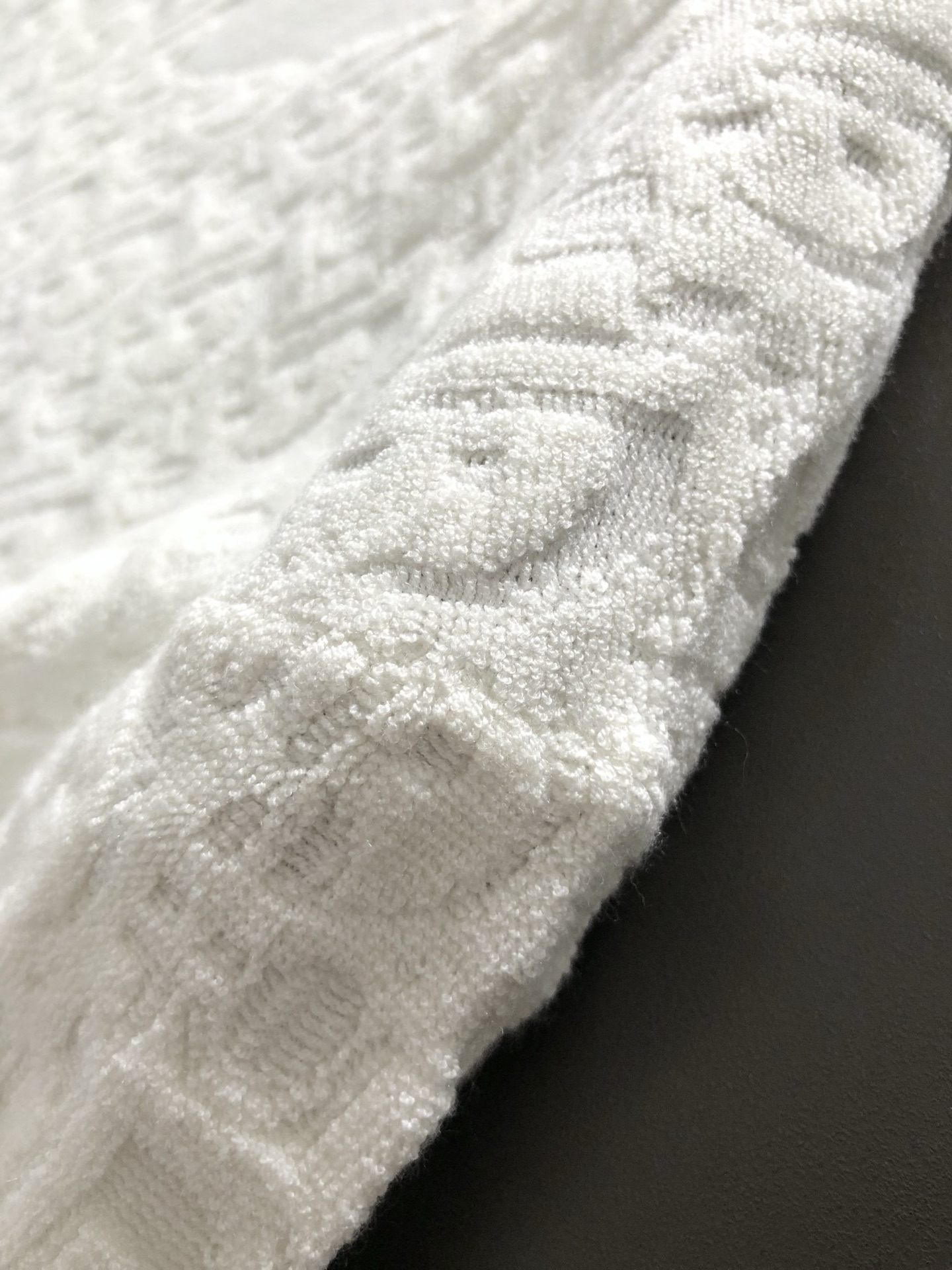  Dir*合身版型M-XXXL
2025秋冬立体浮雕满副提花排列款羊毛短袖，精致工艺专柜面料，顶级元素融