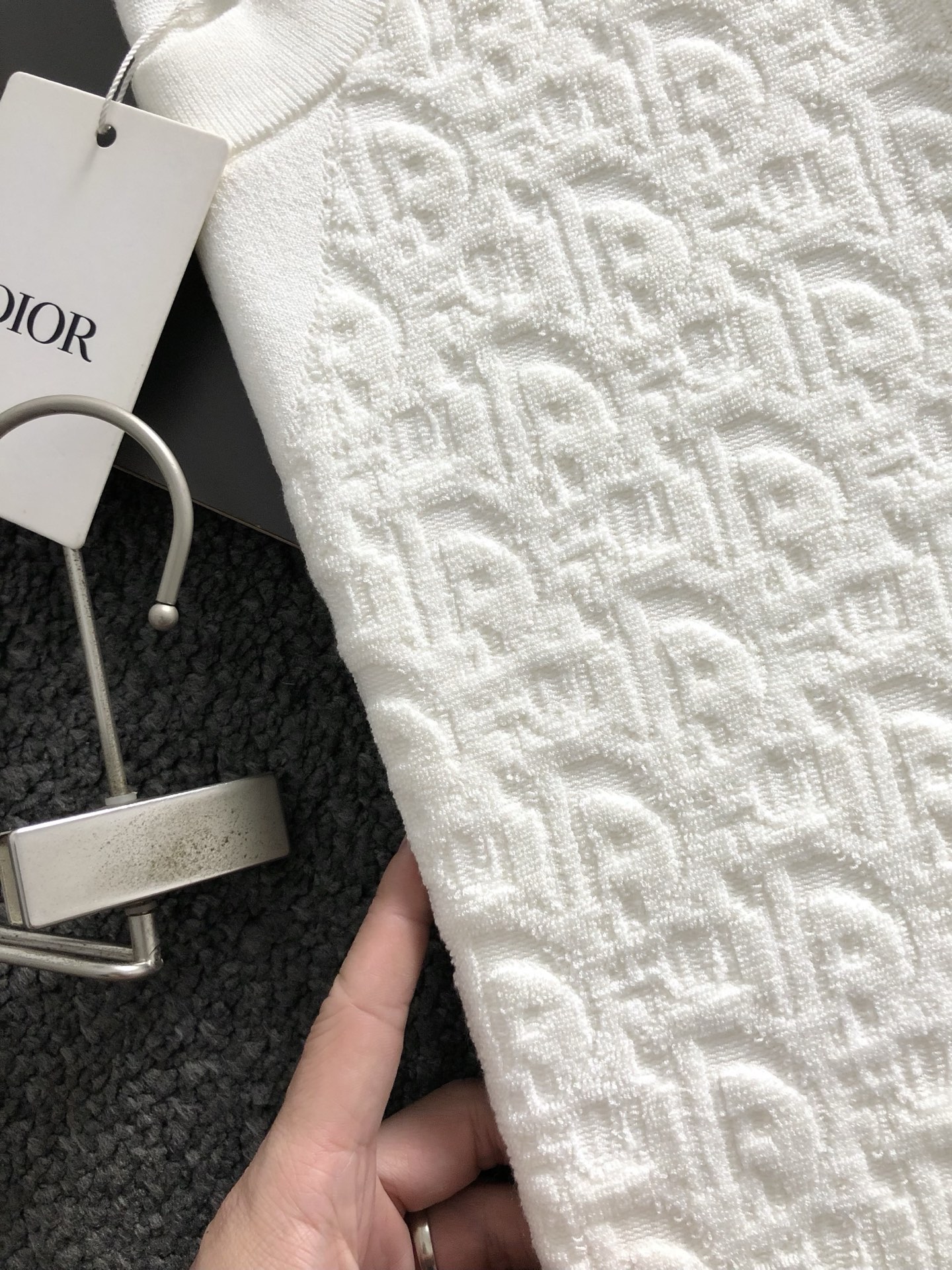  Dir*合身版型M-XXXL
2025秋冬立体浮雕满副提花排列款羊毛短袖，精致工艺专柜面料，顶级元素融