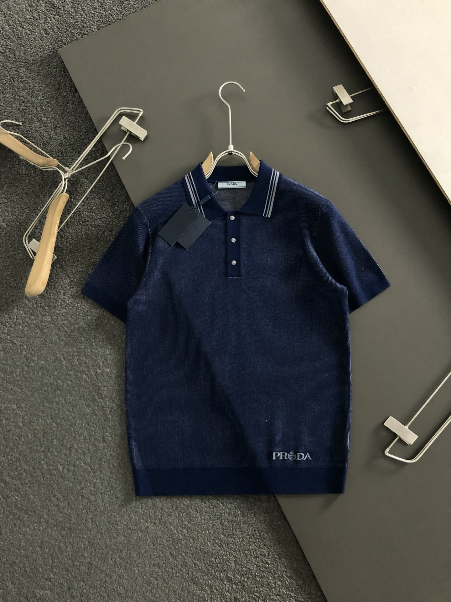  PRAD*合身版型M-XXXL
2025秋冬细条纹字母提花羊毛短袖Poli*精致工艺专柜面料，顶级元素