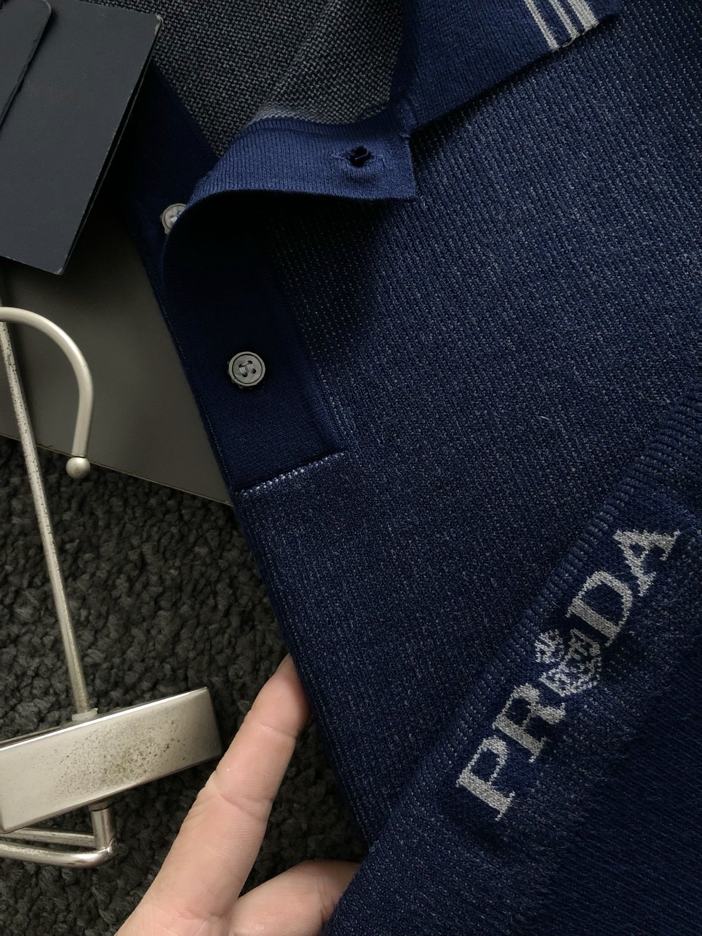  PRAD*合身版型M-XXXL
2025秋冬细条纹字母提花羊毛短袖Poli*精致工艺专柜面料，顶级元素