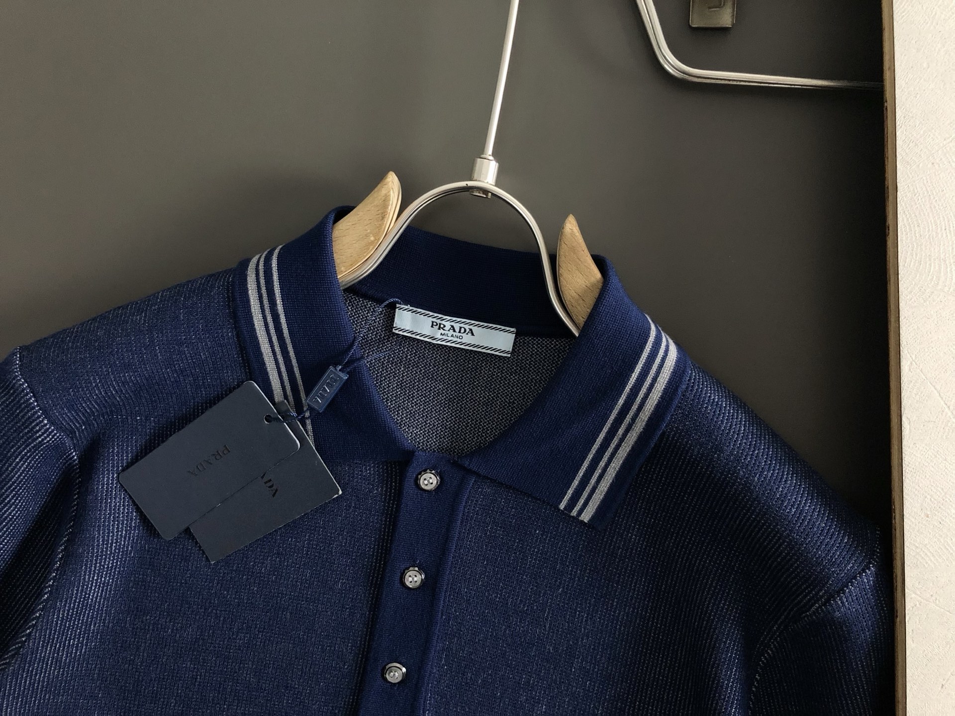  PRAD*合身版型M-XXXL
2025秋冬细条纹字母提花羊毛短袖Poli*精致工艺专柜面料，顶级元素
