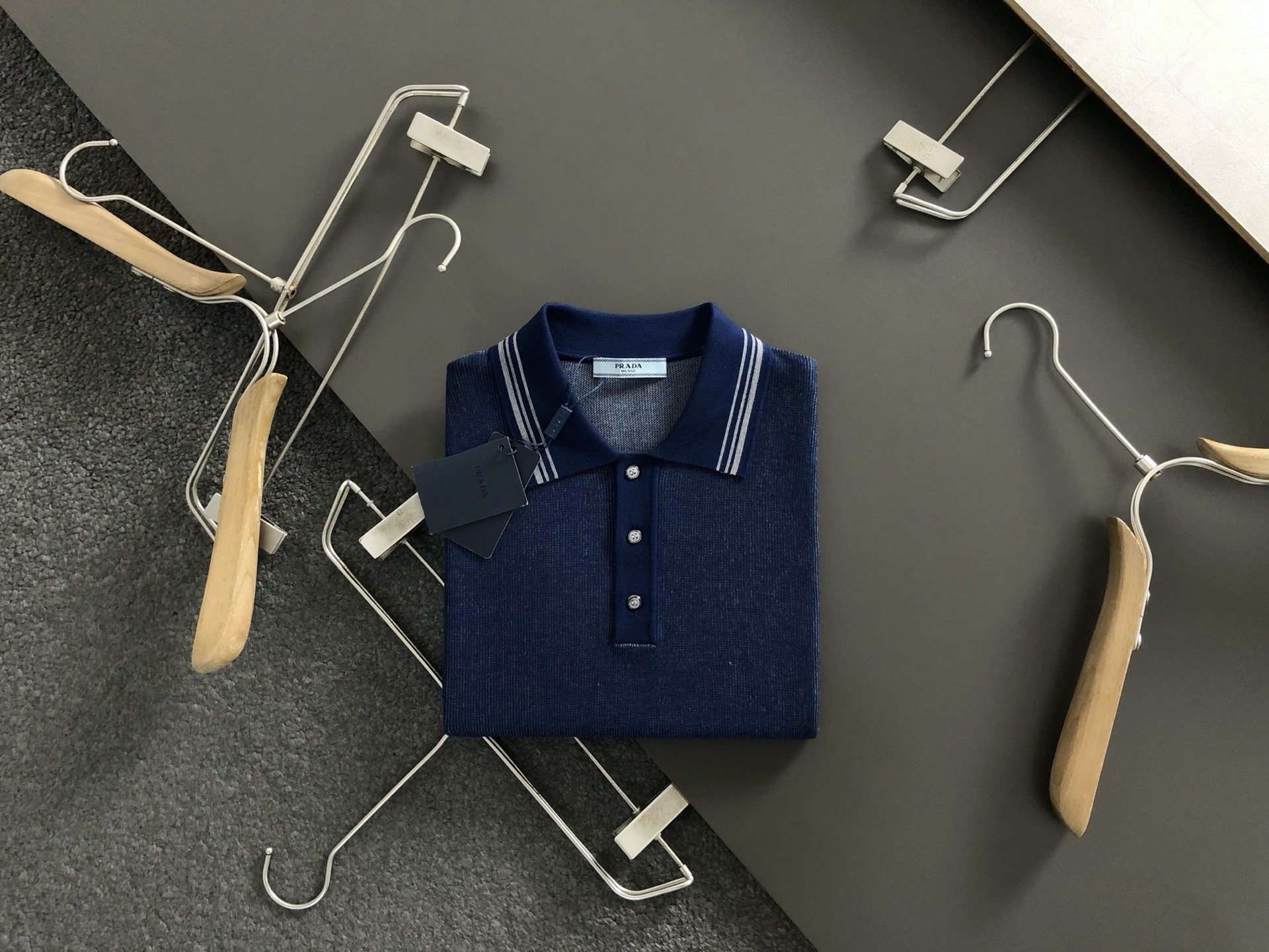 NO:514620,PRAD* fitting style M-XXXL 2025 autumn and winter pinstripe letter jacquard wool short-sleeved poli* exquisite craftsmanship counter fabric, top-level elements fusion, classic short-sleeved 3 specifications, trendy men's fashion, whether it is the comfort of the upper body or the incomparable existence 170-135(M) -150(L) 178-160(XL) 180-170(XXL) 180-180(XXXL),,prada,T-shirt,alexander wang19860909PRAD*合身版型M-XXXL 2025秋冬细条纹字母提花羊毛短袖poli*精致工艺专柜面料,顶级元素融合打造,经典短袖3标齐全,潮男时尚,无论是上身舒适度还是都是无可比拟的存在 170-135(M) -150(L) 178-160(XL)180-170(XXL) 180-180(XXXL),,prada,T-shirt,alexander wang,Men's clothing