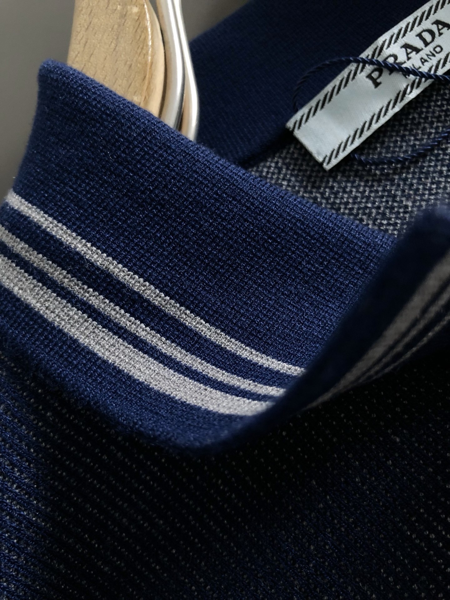  PRAD*合身版型M-XXXL
2025秋冬细条纹字母提花羊毛短袖Poli*精致工艺专柜面料，顶级元素