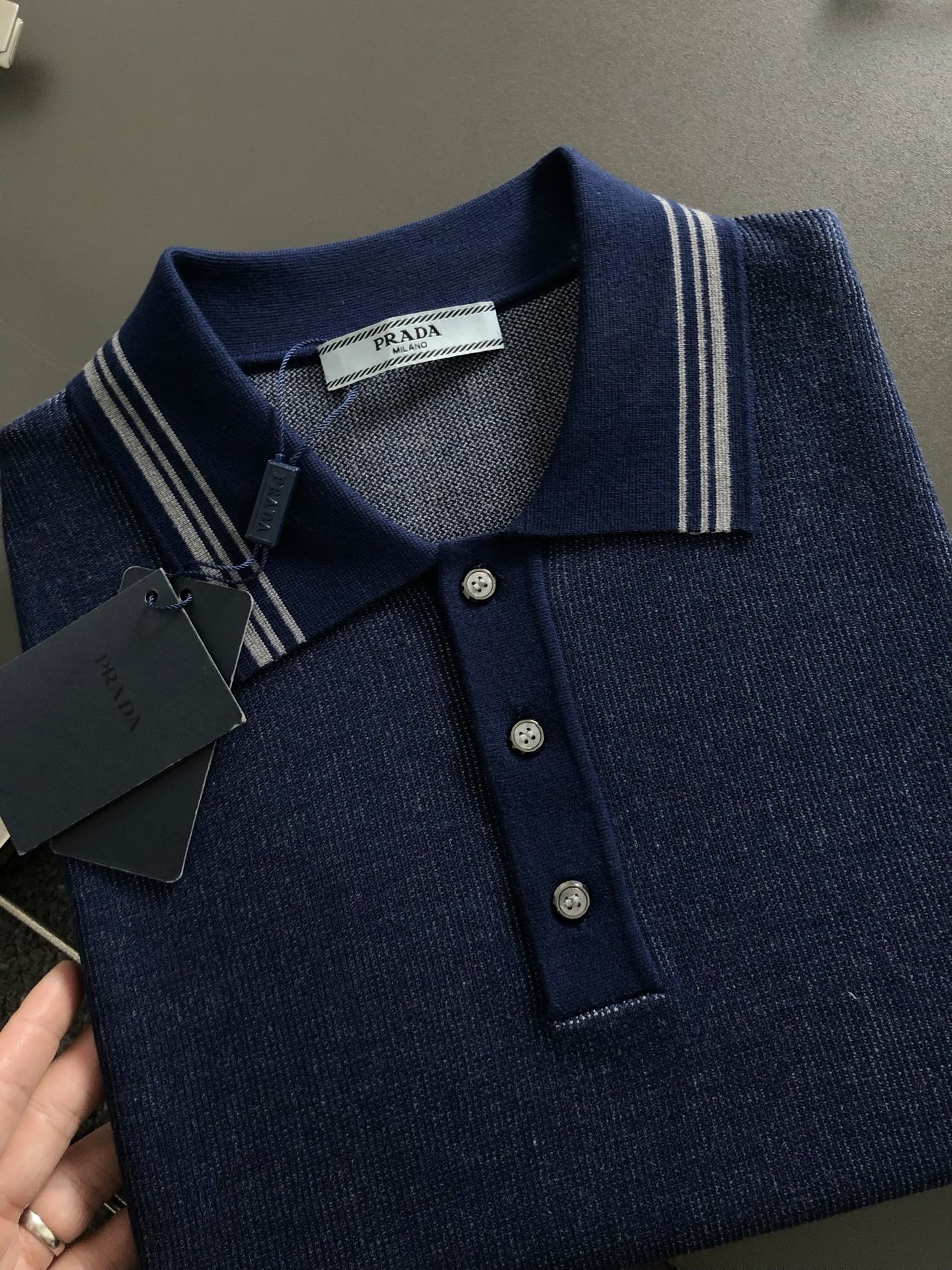  PRAD*合身版型M-XXXL
2025秋冬细条纹字母提花羊毛短袖Poli*精致工艺专柜面料，顶级元素