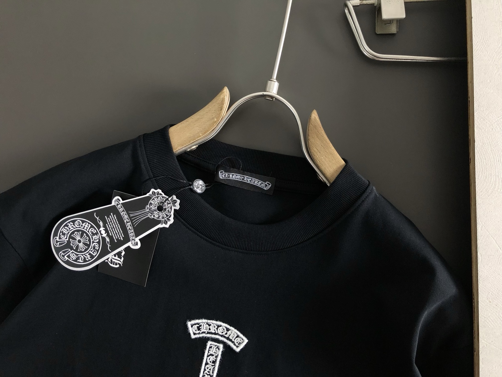  Ch*合身版型S-Xl
25春夏顶级梵文毛绒刺绣潮牌短袖，精致工艺专柜面料，顶级元素融合打造，3标齐全