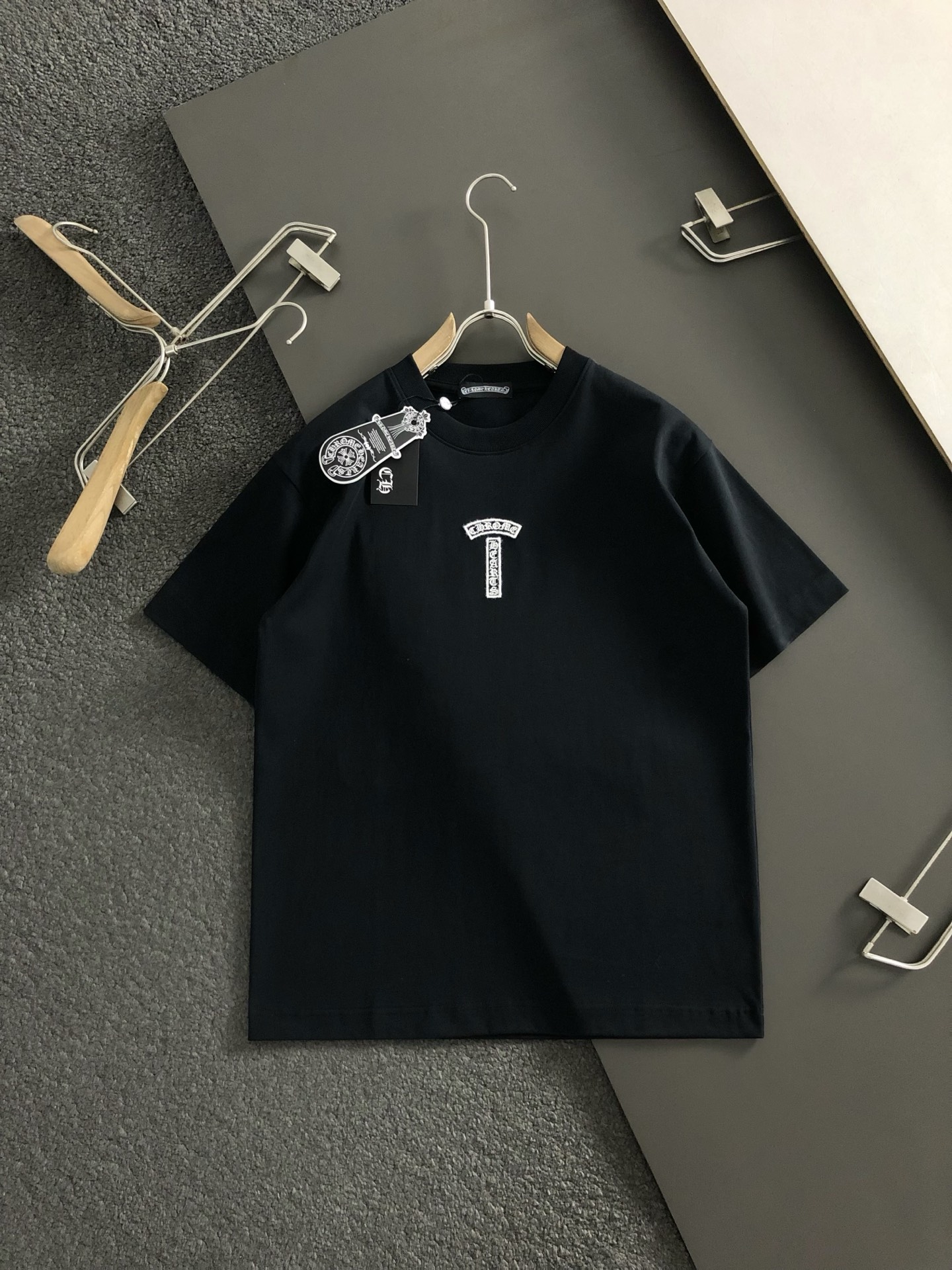  Ch*合身版型S-Xl
25春夏顶级梵文毛绒刺绣潮牌短袖，精致工艺专柜面料，顶级元素融合打造，3标齐全