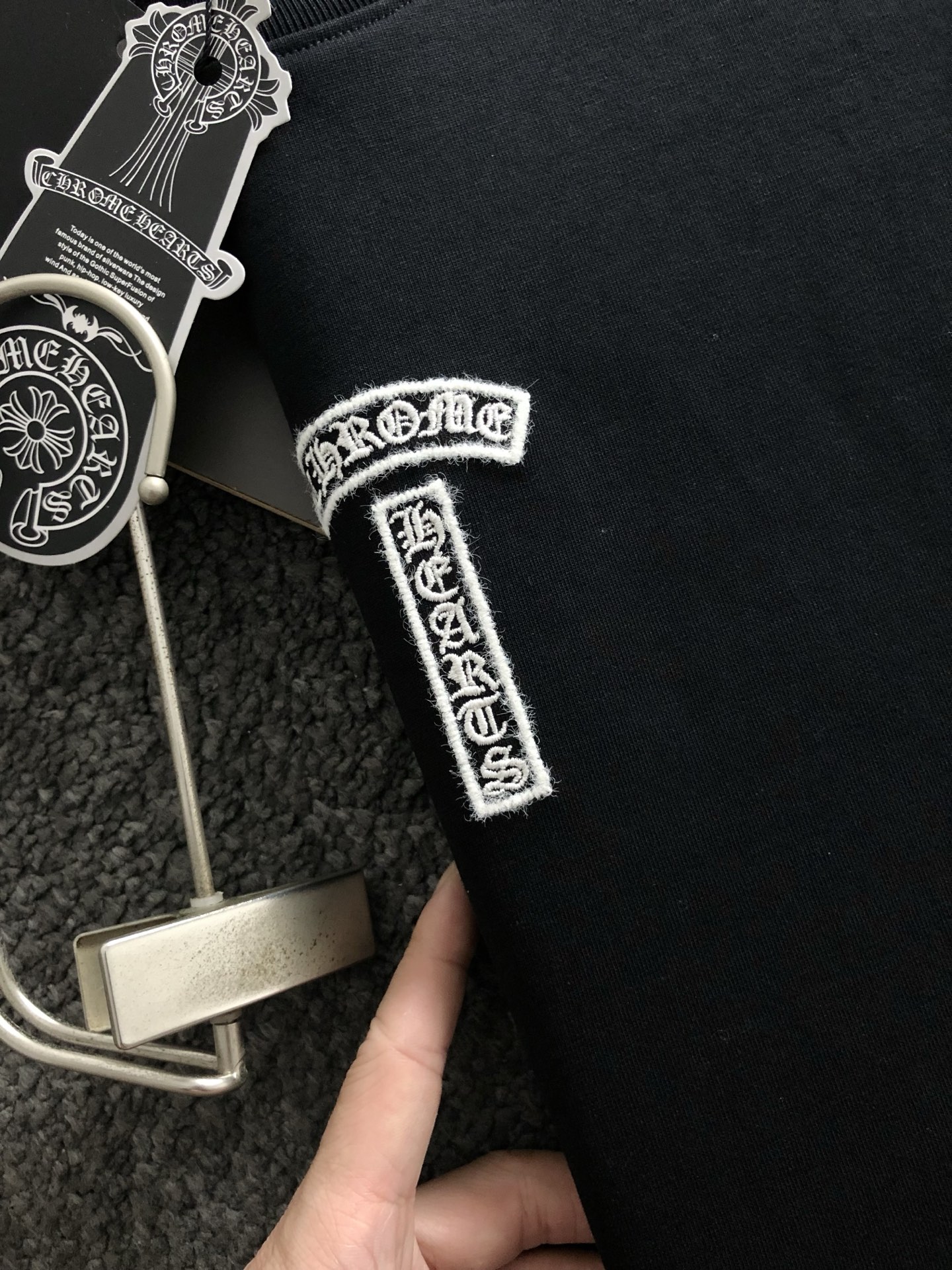  Ch*合身版型S-Xl
25春夏顶级梵文毛绒刺绣潮牌短袖，精致工艺专柜面料，顶级元素融合打造，3标齐全