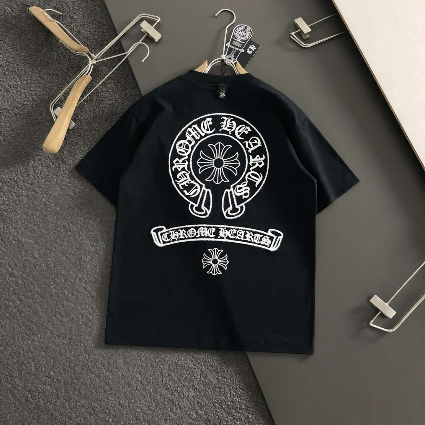  Ch*合身版型S-Xl
25春夏顶级梵文毛绒刺绣潮牌短袖，精致工艺专柜面料，顶级元素融合打造，3标齐全