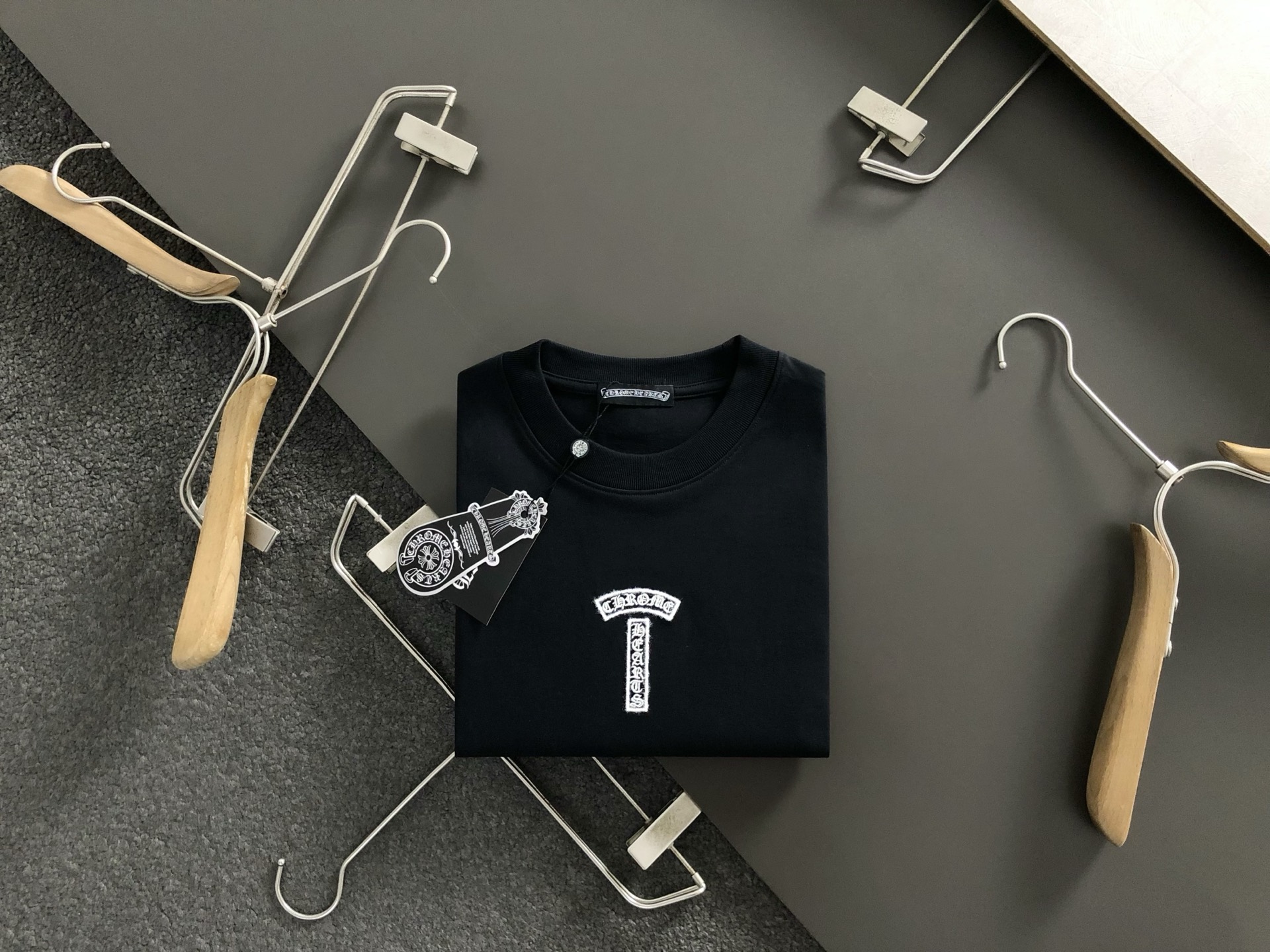 NO:514622,Ch* fit style S-Xl 25 spring and summer top Sanskrit plush embroidered trendy brand short sleeves, exquisite craftsmanship counter fabric, top-level elements fusion, complete 3 standards, trendy men's fashion, whether it is the comfort of the upper body or the incomparable existence, it can be said to be a must-have for summer 170-135(s)-150(M) 178-160(L)180-170(XL) 180-180(XXL),,T-shirt,alexander wang19860909Ch*合身版型S-Xl 25春夏顶级梵文毛绒刺绣潮牌短袖,精致工艺专柜面料,顶级元素融合打造,3标齐全,潮男时尚,无论是上身舒适度还是都是无可比拟的存在,可以说是夏日必备 170-135(s)-150(M) 178-160(L)180-170(XL) 180-180(XXL),,T-shirt,alexander wang,Men's clothing