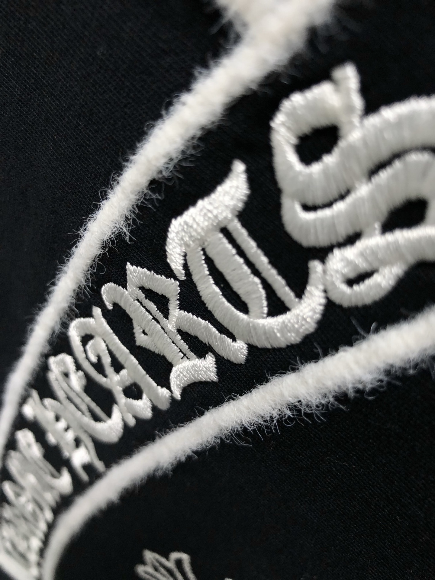  Ch*合身版型S-Xl
25春夏顶级梵文毛绒刺绣潮牌短袖，精致工艺专柜面料，顶级元素融合打造，3标齐全