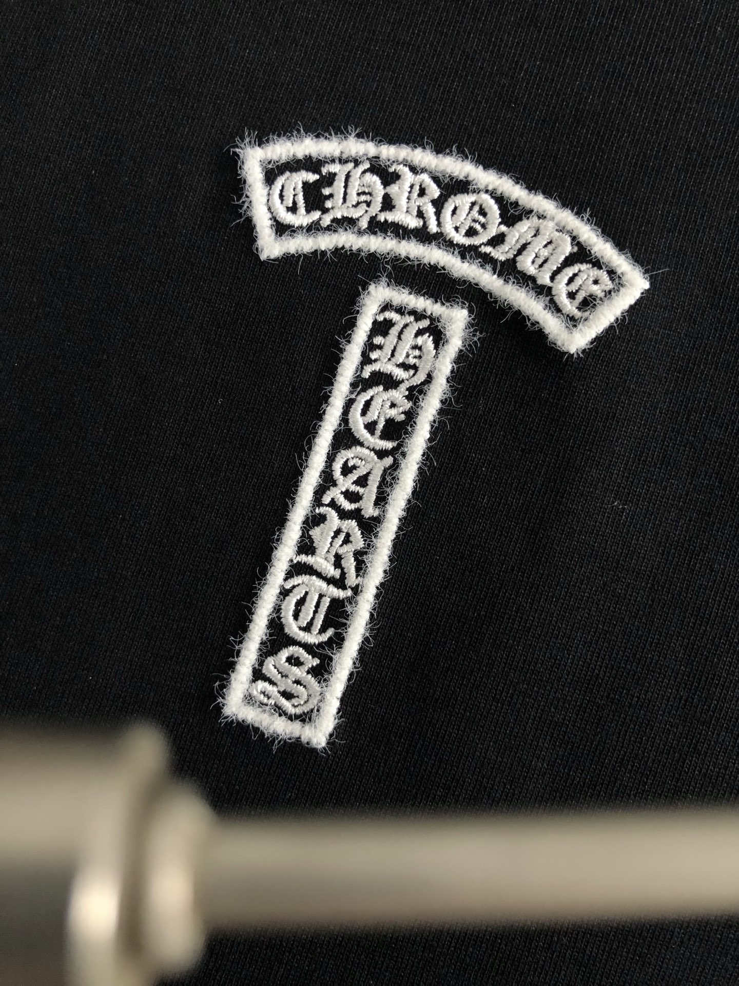  Ch*合身版型S-Xl
25春夏顶级梵文毛绒刺绣潮牌短袖，精致工艺专柜面料，顶级元素融合打造，3标齐全