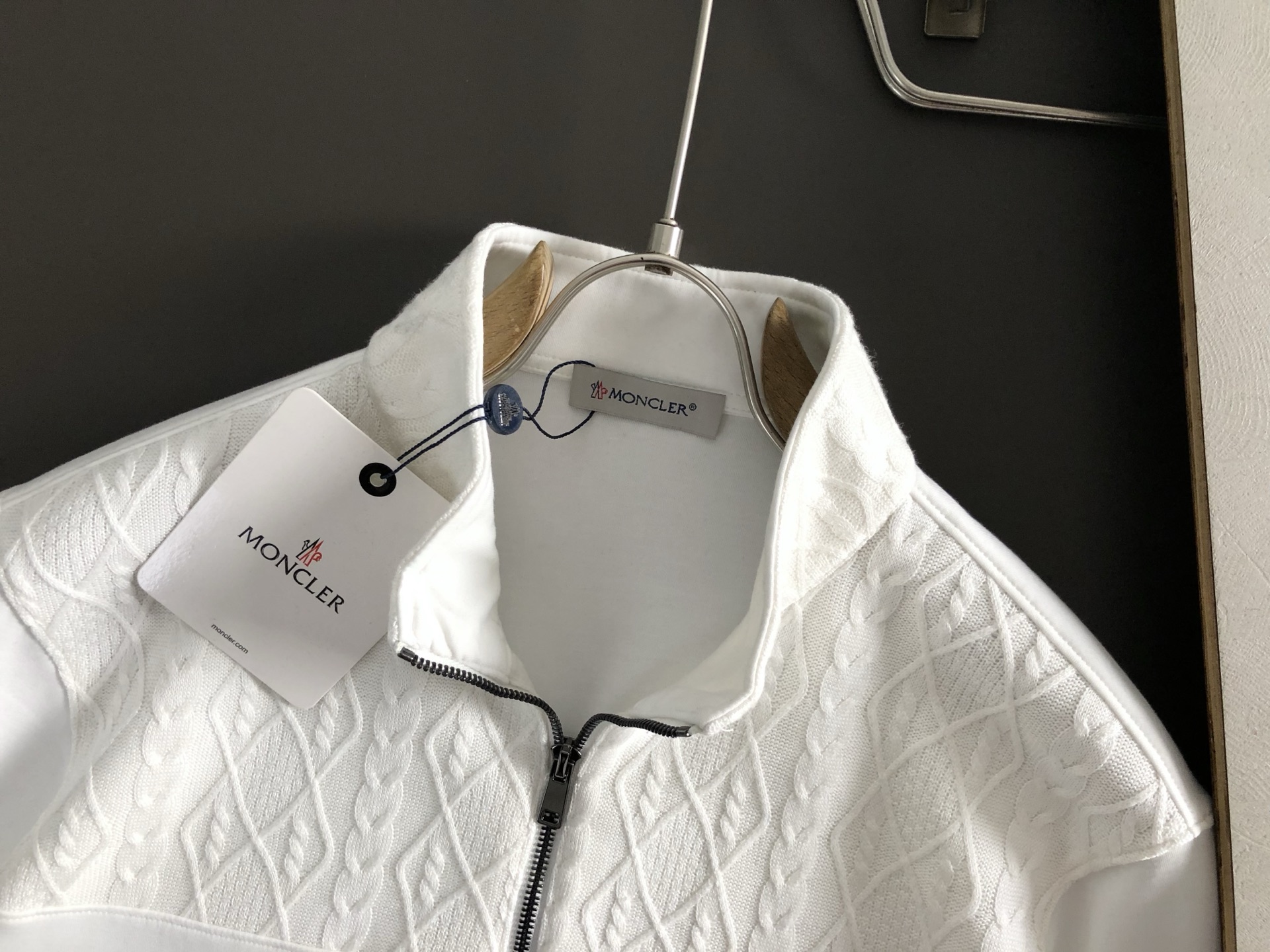  min*合身版型M-XXXL
2025秋冬云柔系列拼接面料绣标融合时尚百搭立领卫衣长袖，精致工艺专柜面