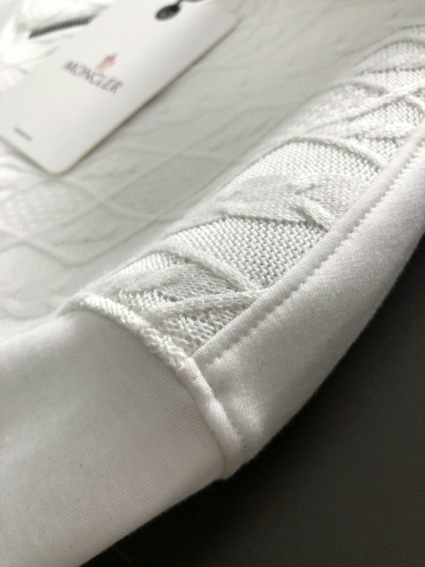  min*合身版型M-XXXL
2025秋冬云柔系列拼接面料绣标融合时尚百搭立领卫衣长袖，精致工艺专柜面