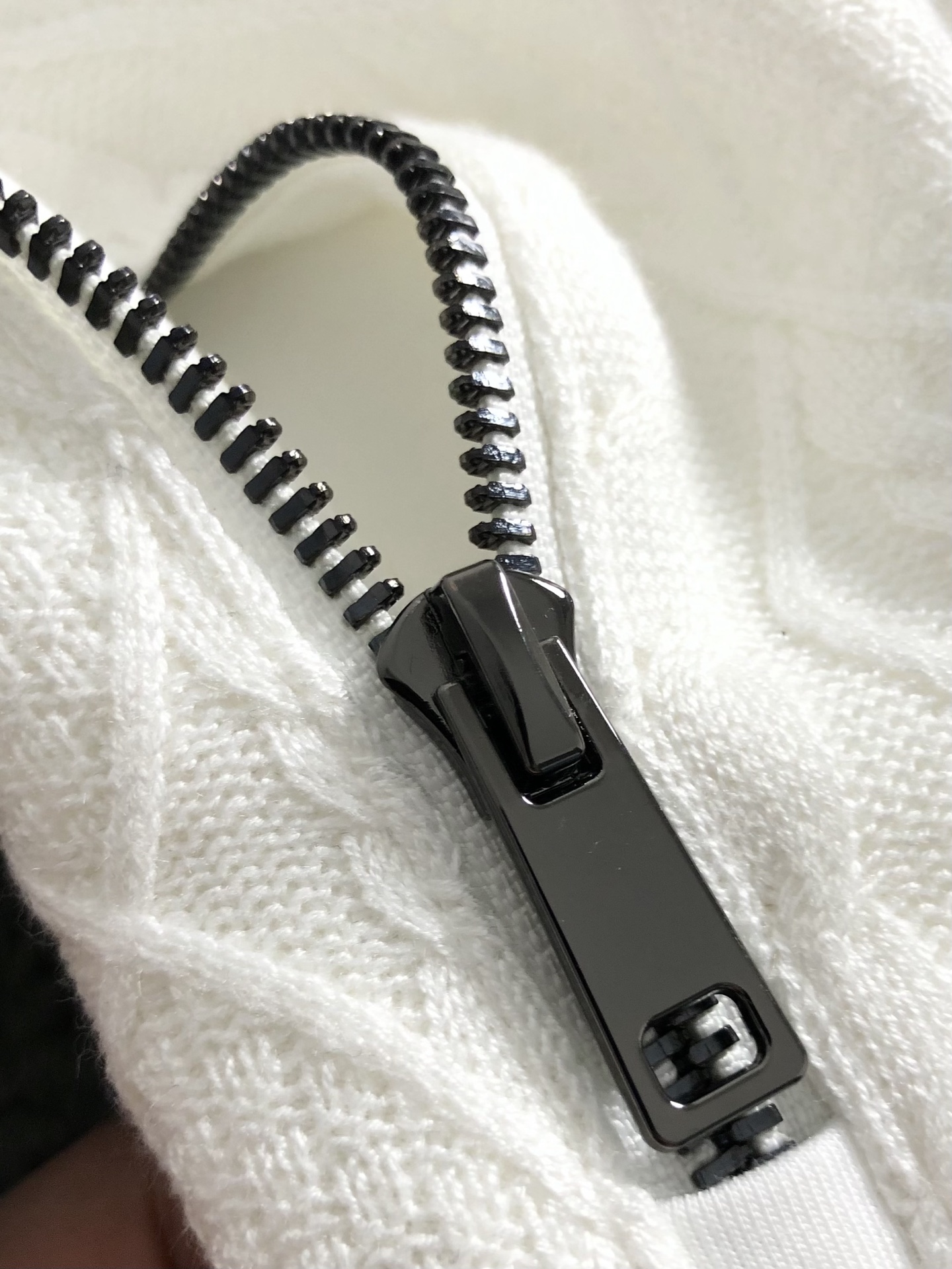  min*合身版型M-XXXL
2025秋冬云柔系列拼接面料绣标融合时尚百搭立领卫衣长袖，精致工艺专柜面