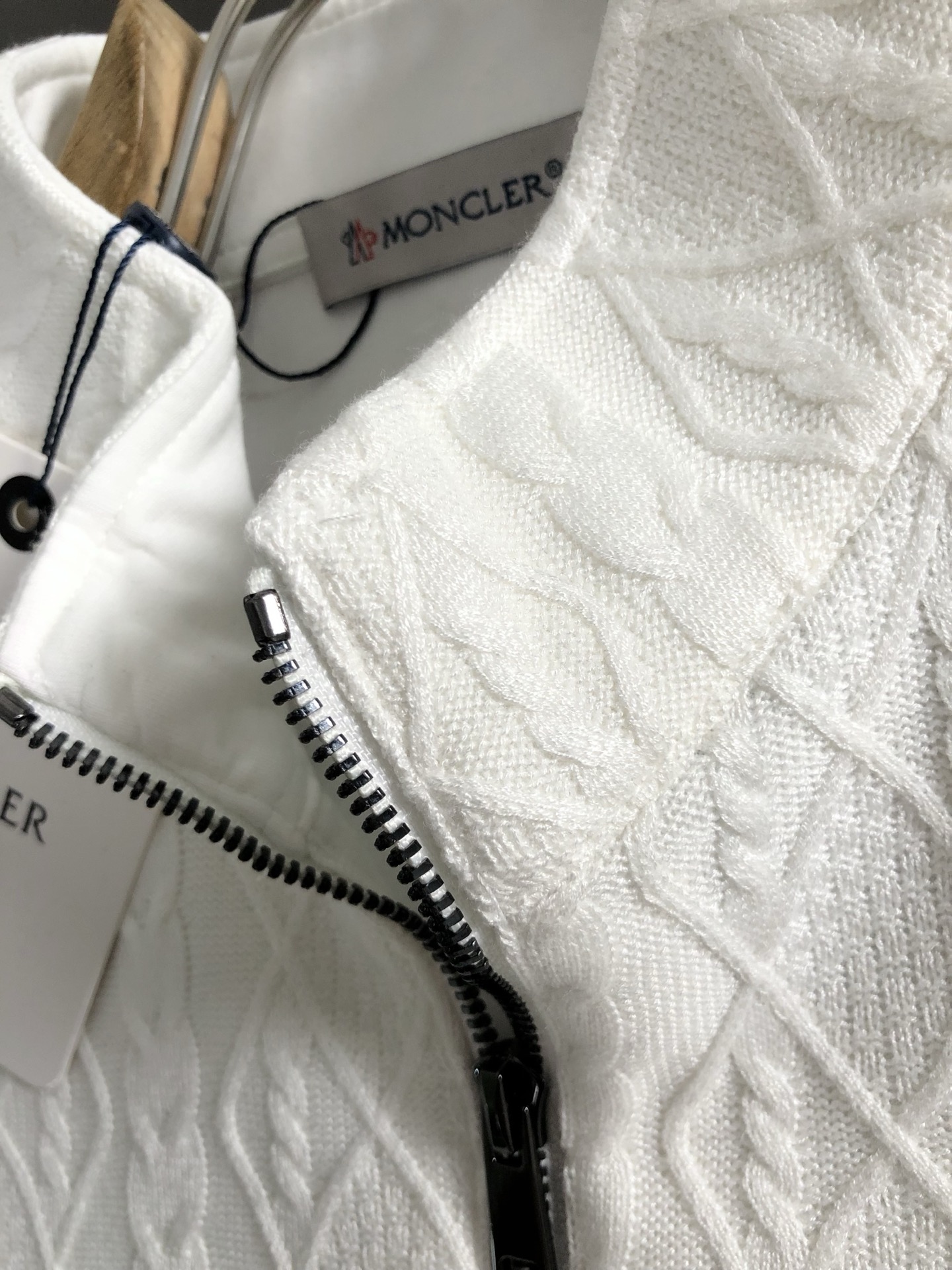  min*合身版型M-XXXL
2025秋冬云柔系列拼接面料绣标融合时尚百搭立领卫衣长袖，精致工艺专柜面