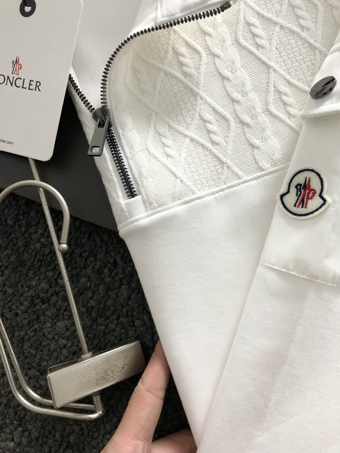  min*合身版型M-XXXL
2025秋冬云柔系列拼接面料绣标融合时尚百搭立领卫衣长袖，精致工艺专柜面