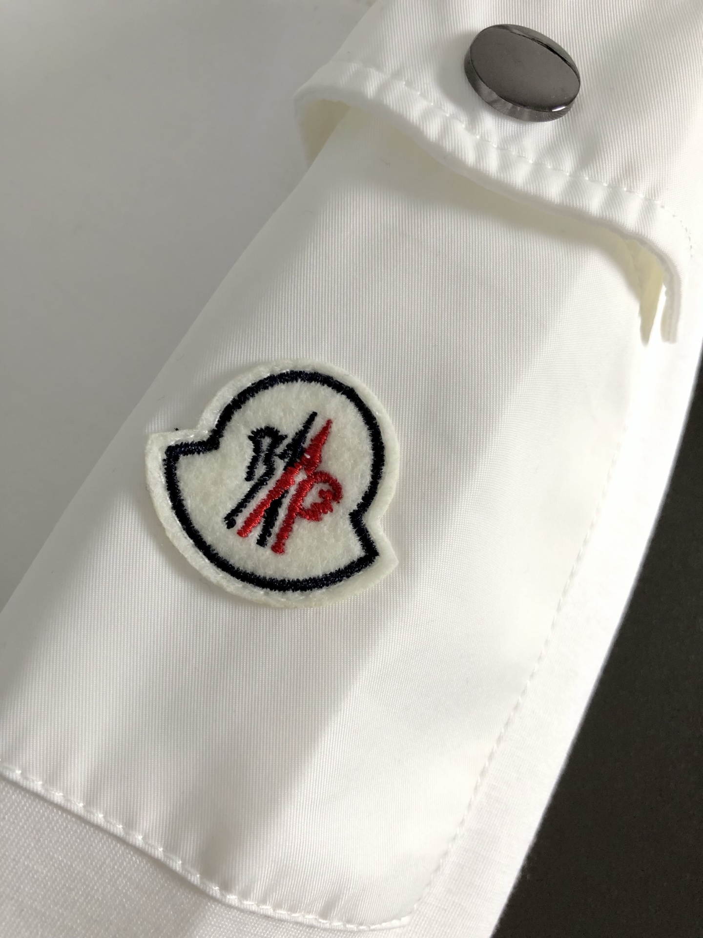  min*合身版型M-XXXL
2025秋冬云柔系列拼接面料绣标融合时尚百搭立领卫衣长袖，精致工艺专柜面