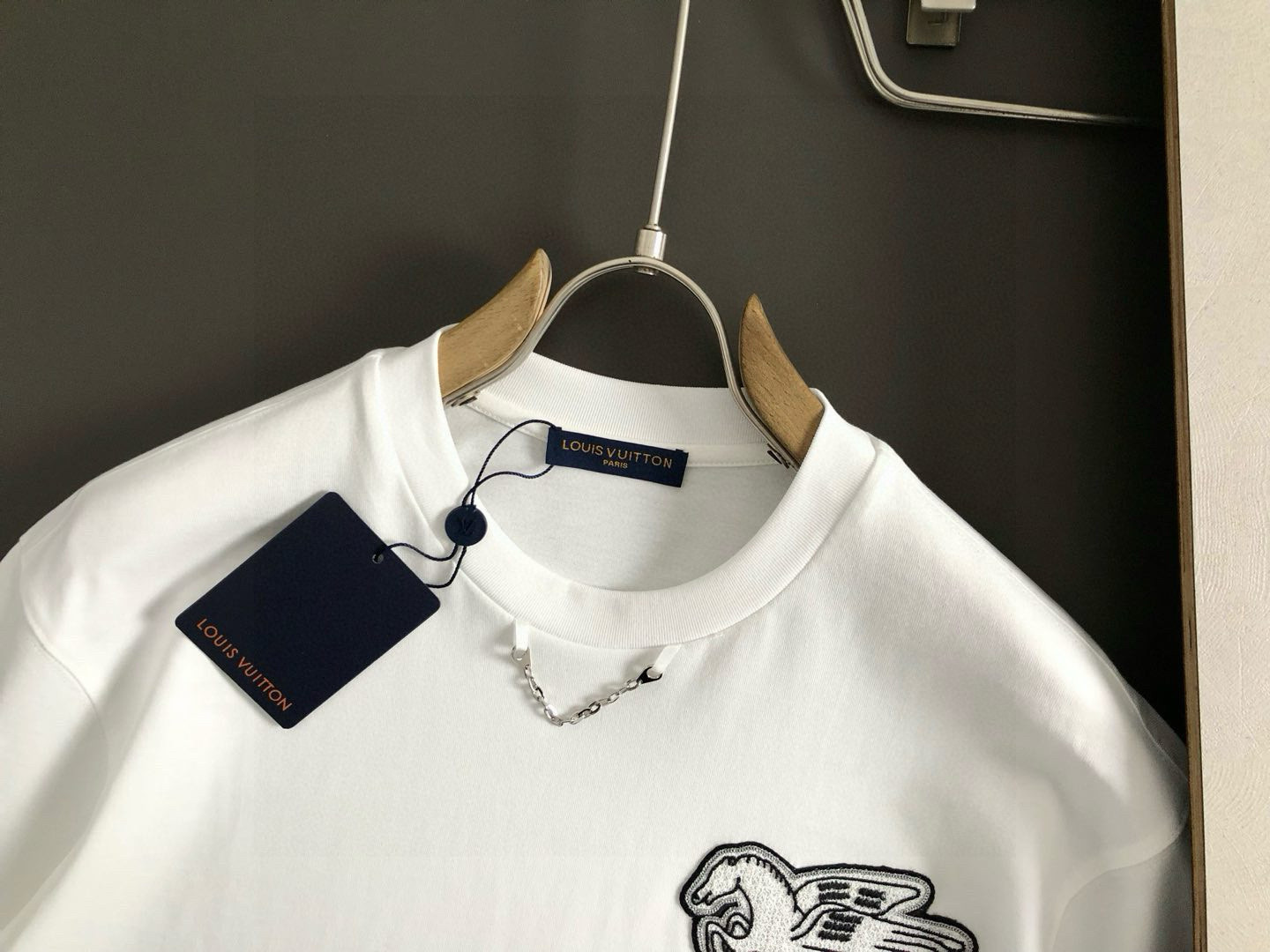  L牌*合身版型M-XXXL
25春夏顶级金属项链搭配立体贴布刺绣飞马经典短袖，精致工艺专柜面料，顶级元