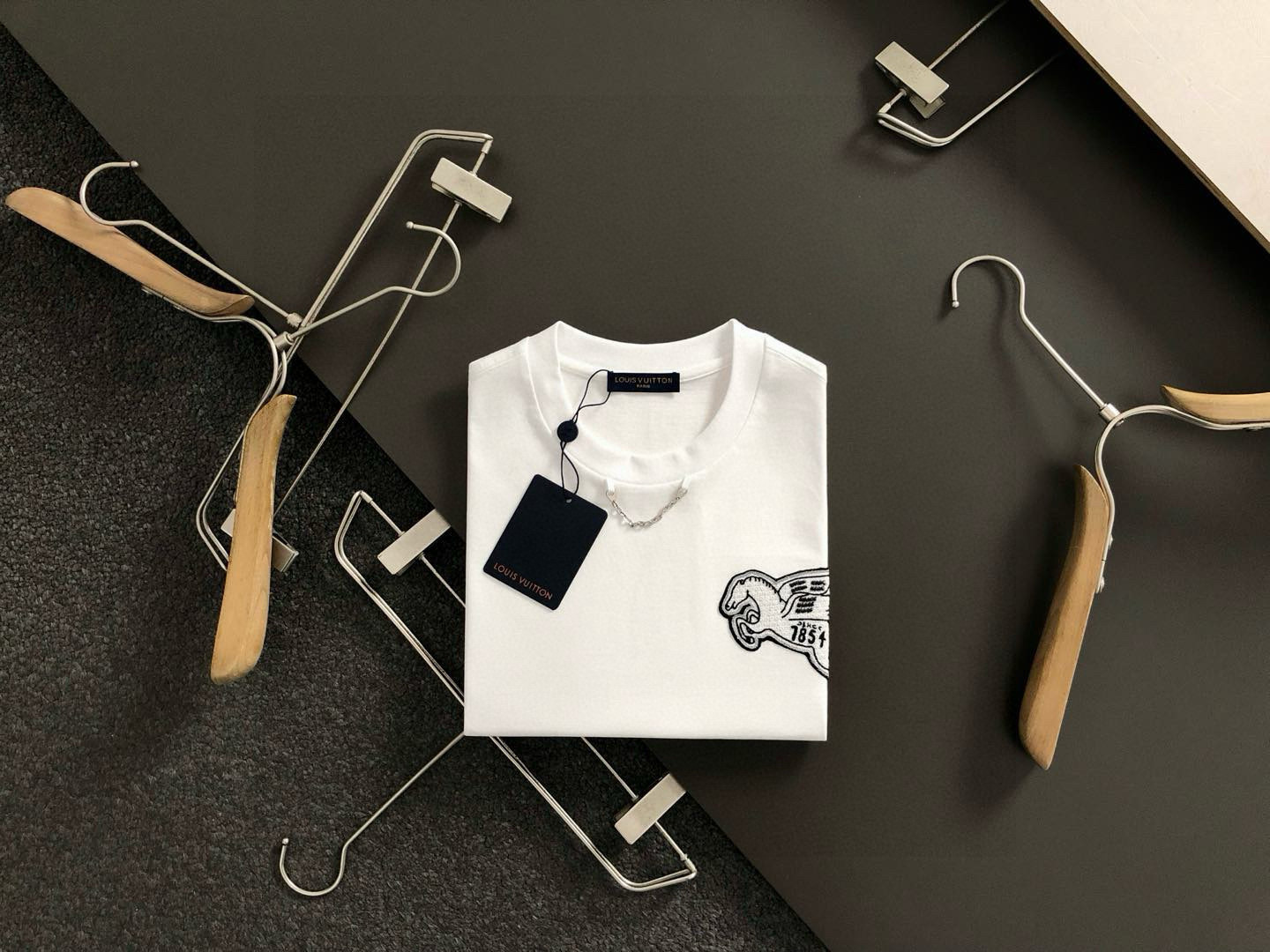 NO:514630,L brand* fitting M-XXXL 25 spring and summer top metal necklace with three-dimensional embroidered Pegasus classic short sleeves, exquisite craftsmanship counter fabric, top-level elements fusion, classic short sleeves 3 standards, trendy men's fashion, whether it is the comfort of the upper body or the incomparable existence, it can be said to be a must-have for summer 170-135(M) -150(L) 178-160(XL) 180-170(XXL) 180-180(XXXL), T-shirt,necklace,alexander wang19860909L牌*合身版型M-XXXL 25春夏顶级金属项链搭配立体贴布刺绣飞马经典短袖,精致工艺专柜面料,顶级元素融合打造,经典短袖3标齐全,潮男时尚,无论是上身舒适度还是都是无可比拟的存在,可以说是夏日必备 170-135(M) -150(L) 178-160(XL)180-170(XXL) 180-180(XXXL),,T-shirt,necklace,alexander wang,Men's clothing