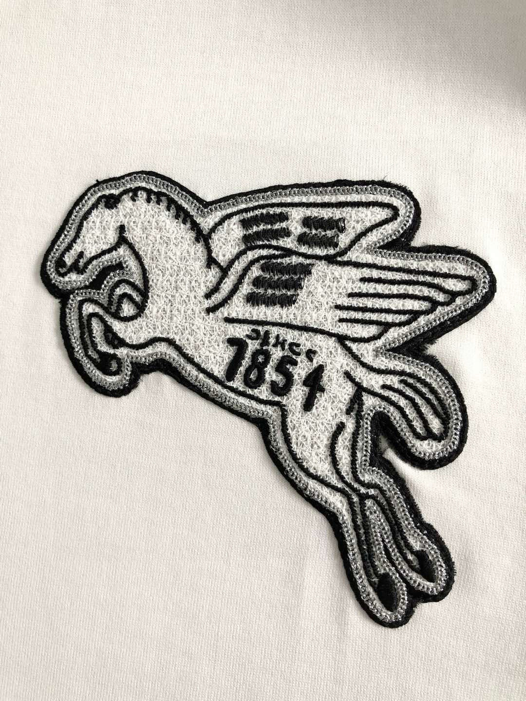  L牌*合身版型M-XXXL
25春夏顶级金属项链搭配立体贴布刺绣飞马经典短袖，精致工艺专柜面料，顶级元