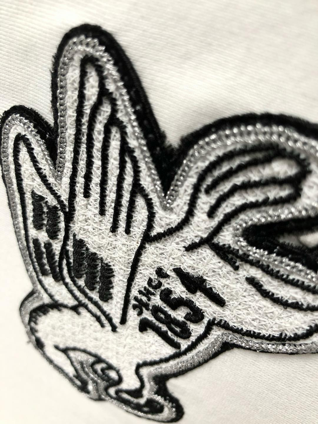  L牌*合身版型M-XXXL
25春夏顶级金属项链搭配立体贴布刺绣飞马经典短袖，精致工艺专柜面料，顶级元