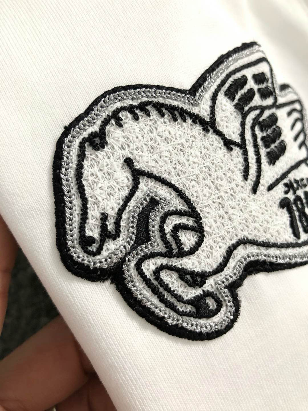  L牌*合身版型M-XXXL
25春夏顶级金属项链搭配立体贴布刺绣飞马经典短袖，精致工艺专柜面料，顶级元