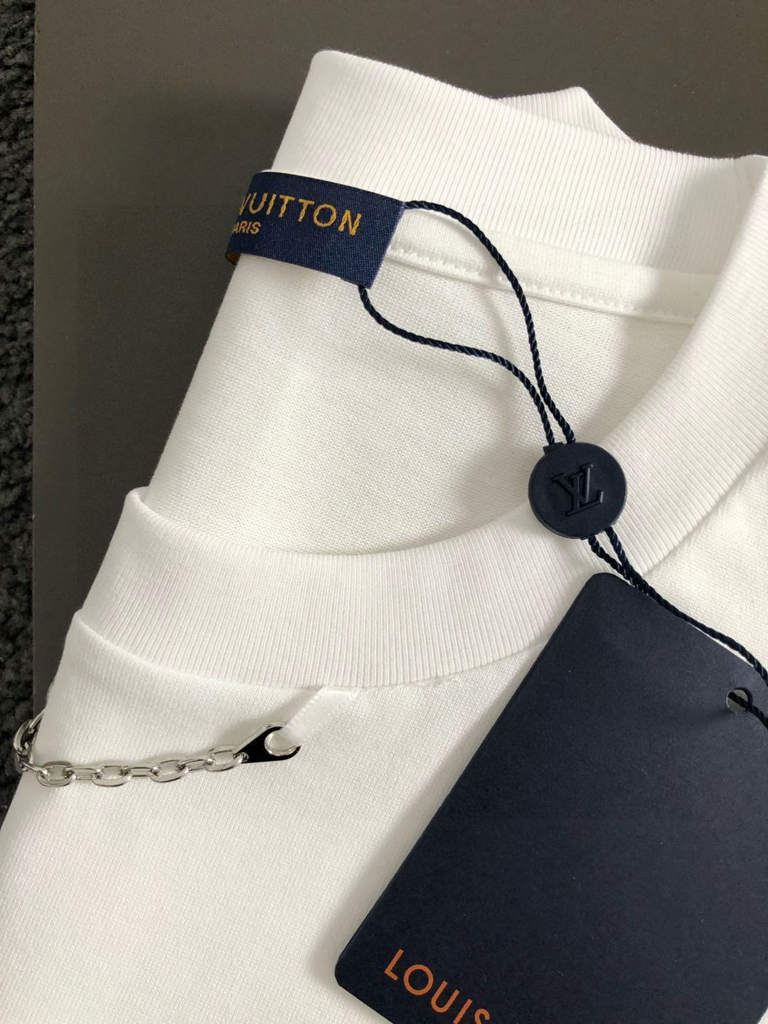  L牌*合身版型M-XXXL
25春夏顶级金属项链搭配立体贴布刺绣飞马经典短袖，精致工艺专柜面料，顶级元