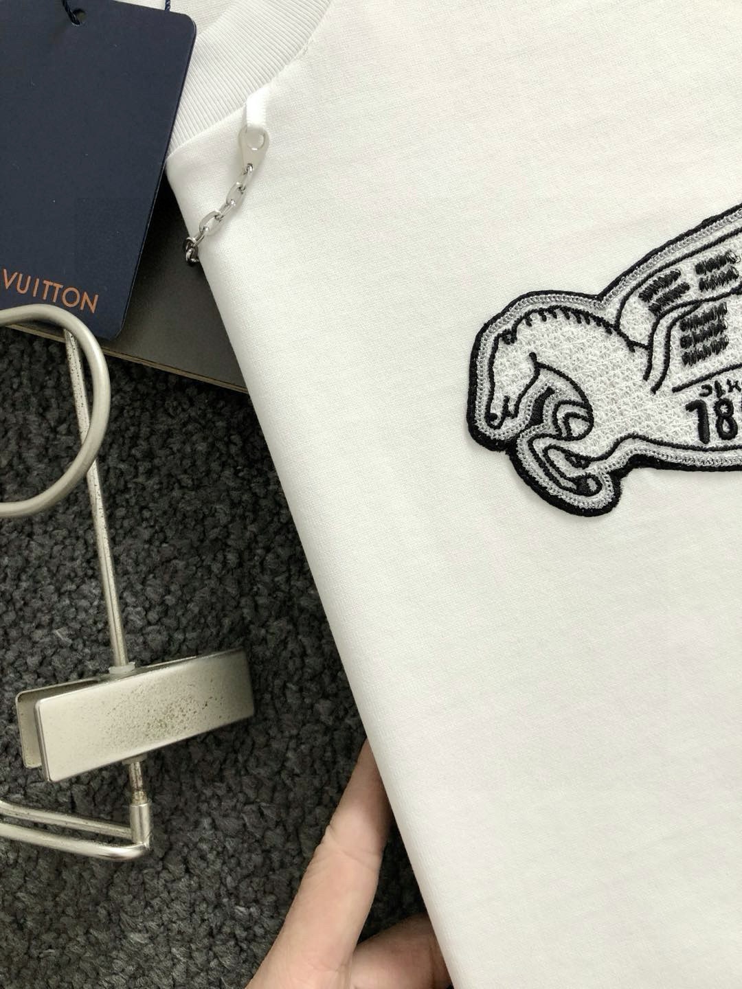  L牌*合身版型M-XXXL
25春夏顶级金属项链搭配立体贴布刺绣飞马经典短袖，精致工艺专柜面料，顶级元