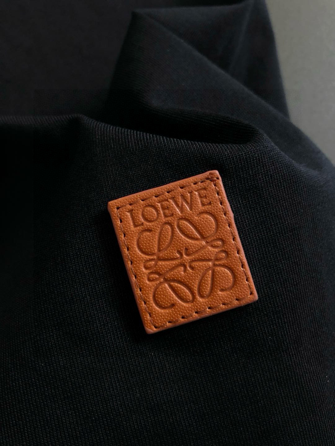  LOW*合身版型M-XXXL
25春夏顶级黑色卡通刺绣字母定制皮牌融合重磅短袖，精致工艺专柜面料，顶级