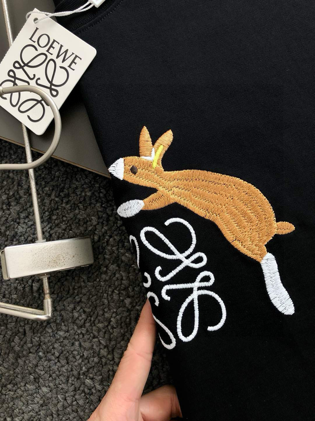  LOW*合身版型M-XXXL
25春夏顶级黑色卡通刺绣字母定制皮牌融合重磅短袖，精致工艺专柜面料，顶级