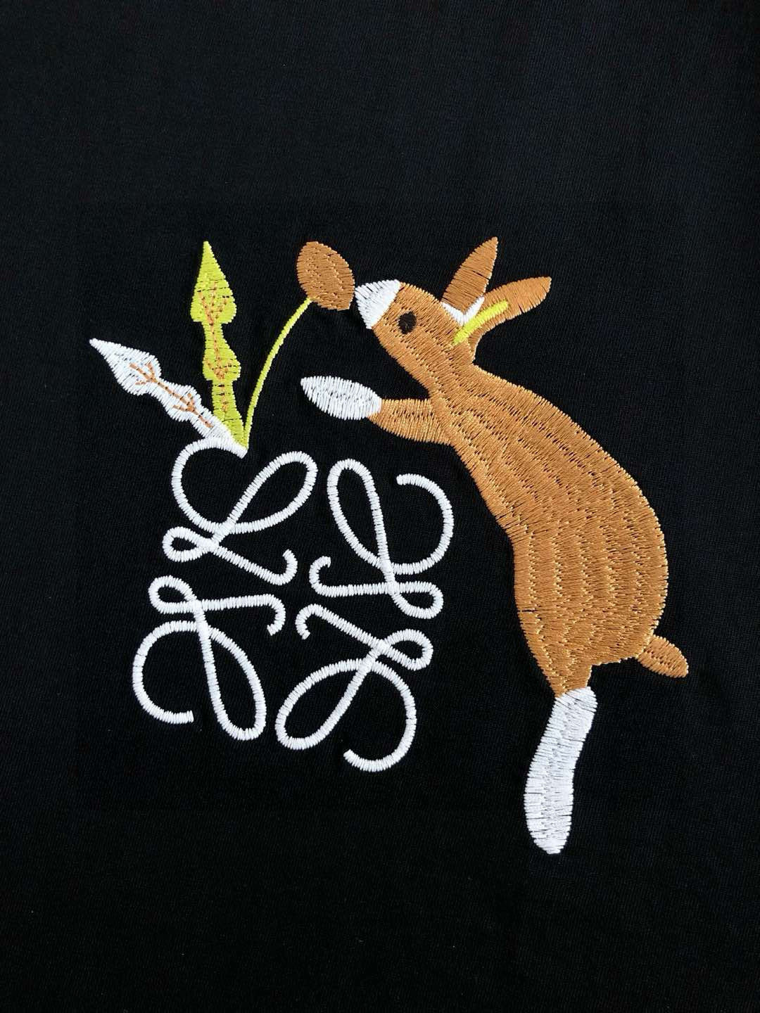  LOW*合身版型M-XXXL
25春夏顶级黑色卡通刺绣字母定制皮牌融合重磅短袖，精致工艺专柜面料，顶级