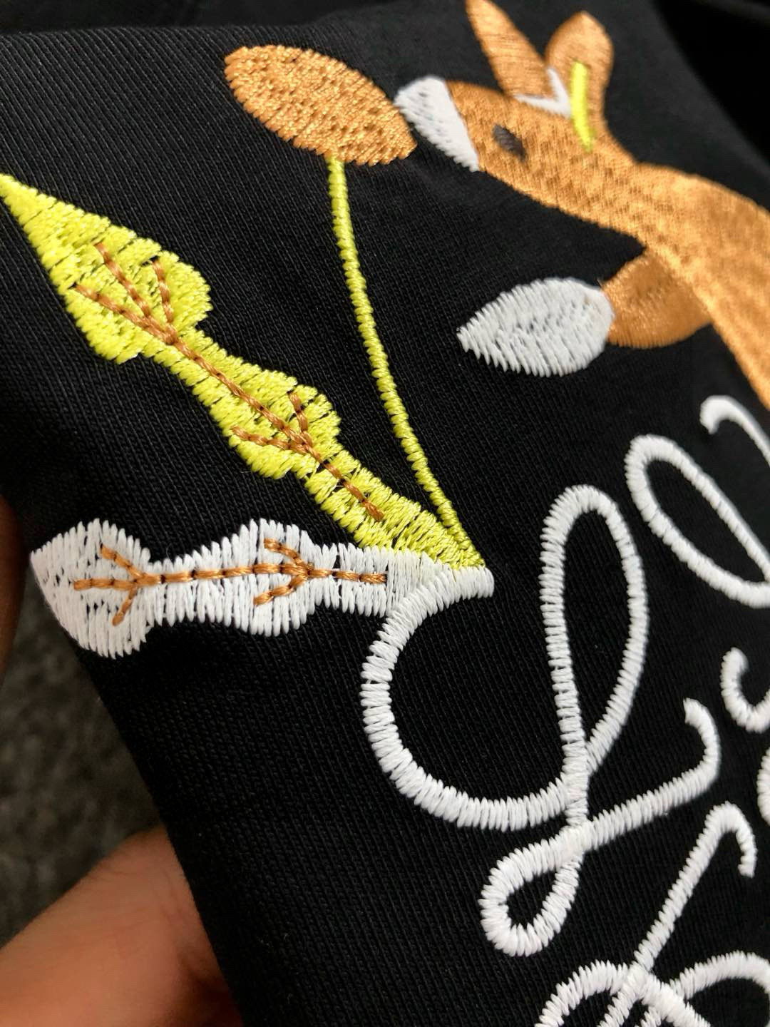  LOW*合身版型M-XXXL
25春夏顶级黑色卡通刺绣字母定制皮牌融合重磅短袖，精致工艺专柜面料，顶级