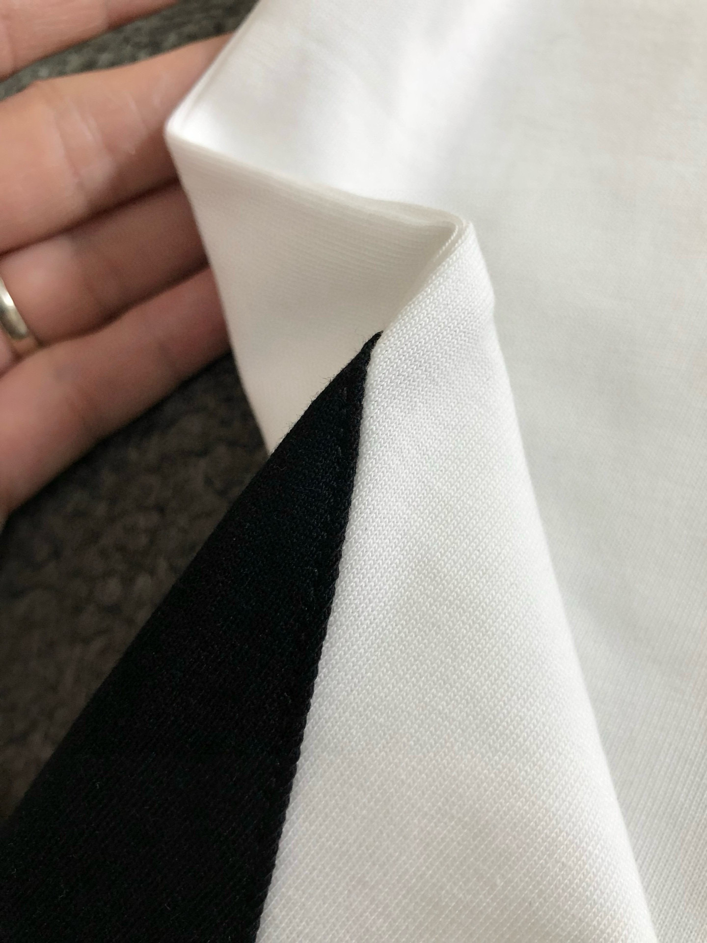  PRAD*合身版型S-Xl
25早春最新黑白拼接款 融合高工艺重磅短袖，高端品质专柜原单圆领援助，顶级