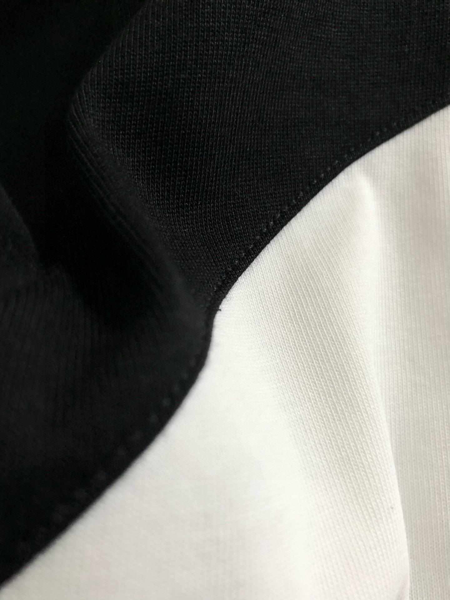  PRAD*合身版型S-Xl
25早春最新黑白拼接款 融合高工艺重磅短袖，高端品质专柜原单圆领援助，顶级