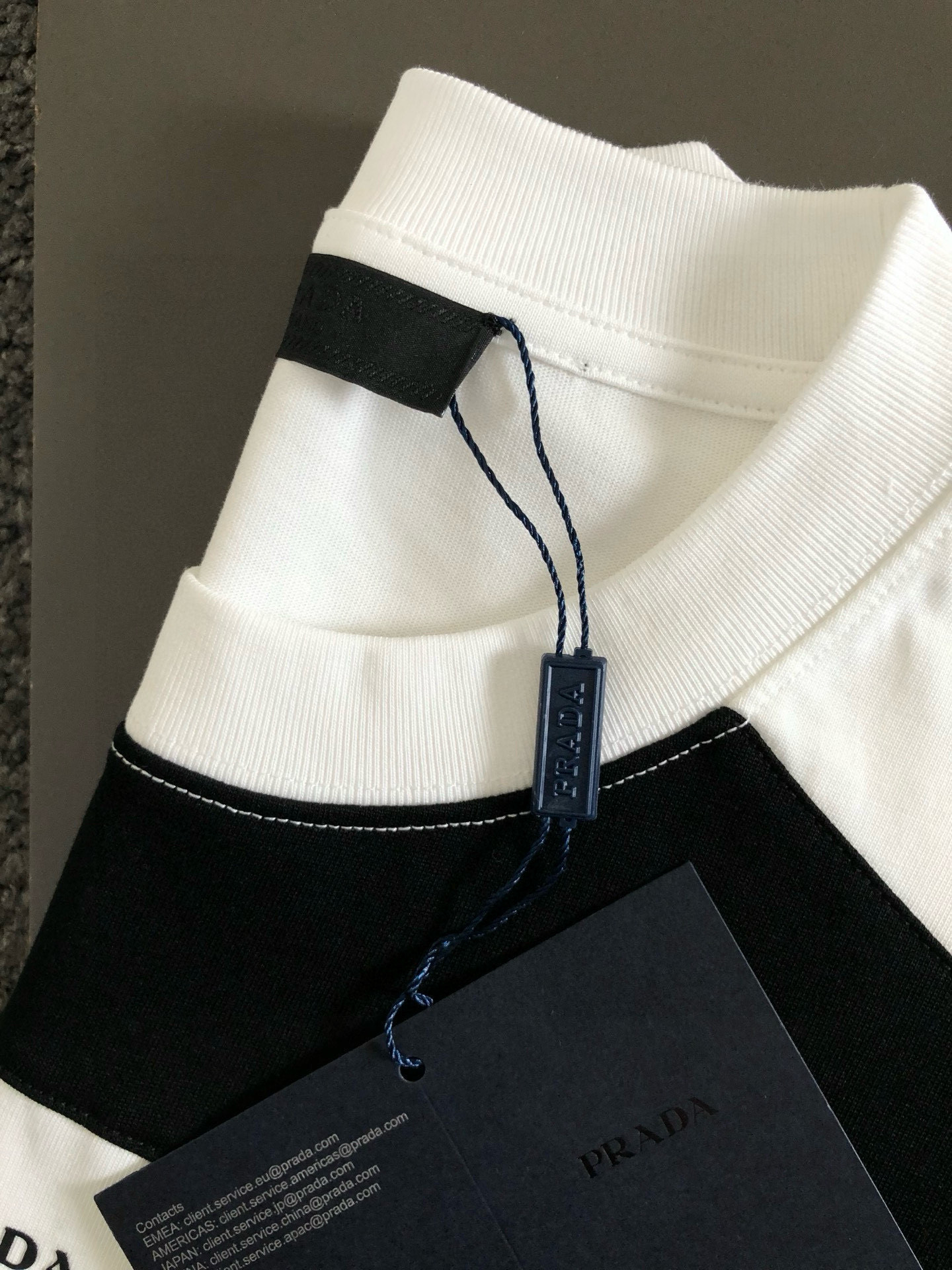  PRAD*合身版型S-Xl
25早春最新黑白拼接款 融合高工艺重磅短袖，高端品质专柜原单圆领援助，顶级