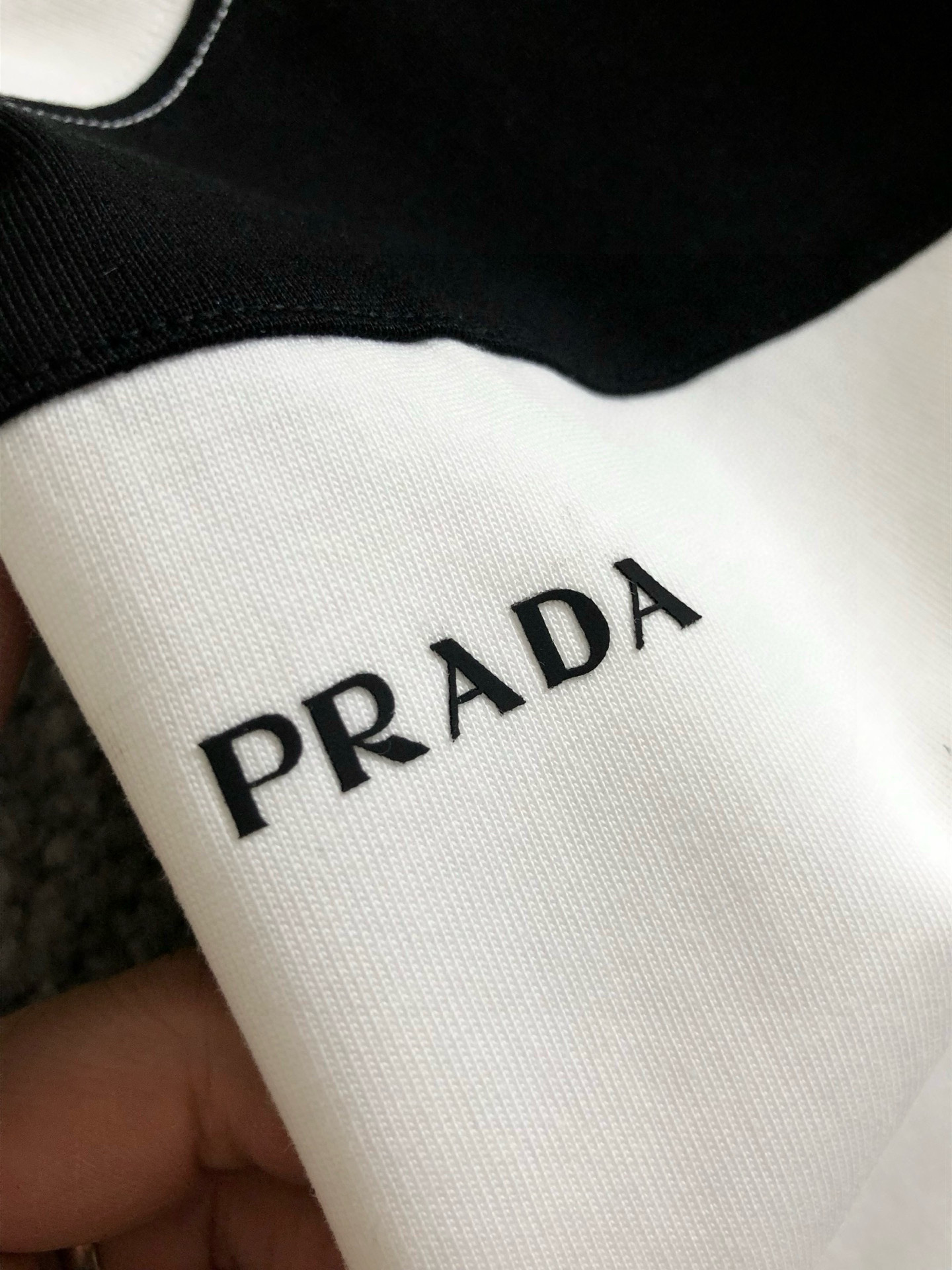  PRAD*合身版型S-Xl
25早春最新黑白拼接款 融合高工艺重磅短袖，高端品质专柜原单圆领援助，顶级