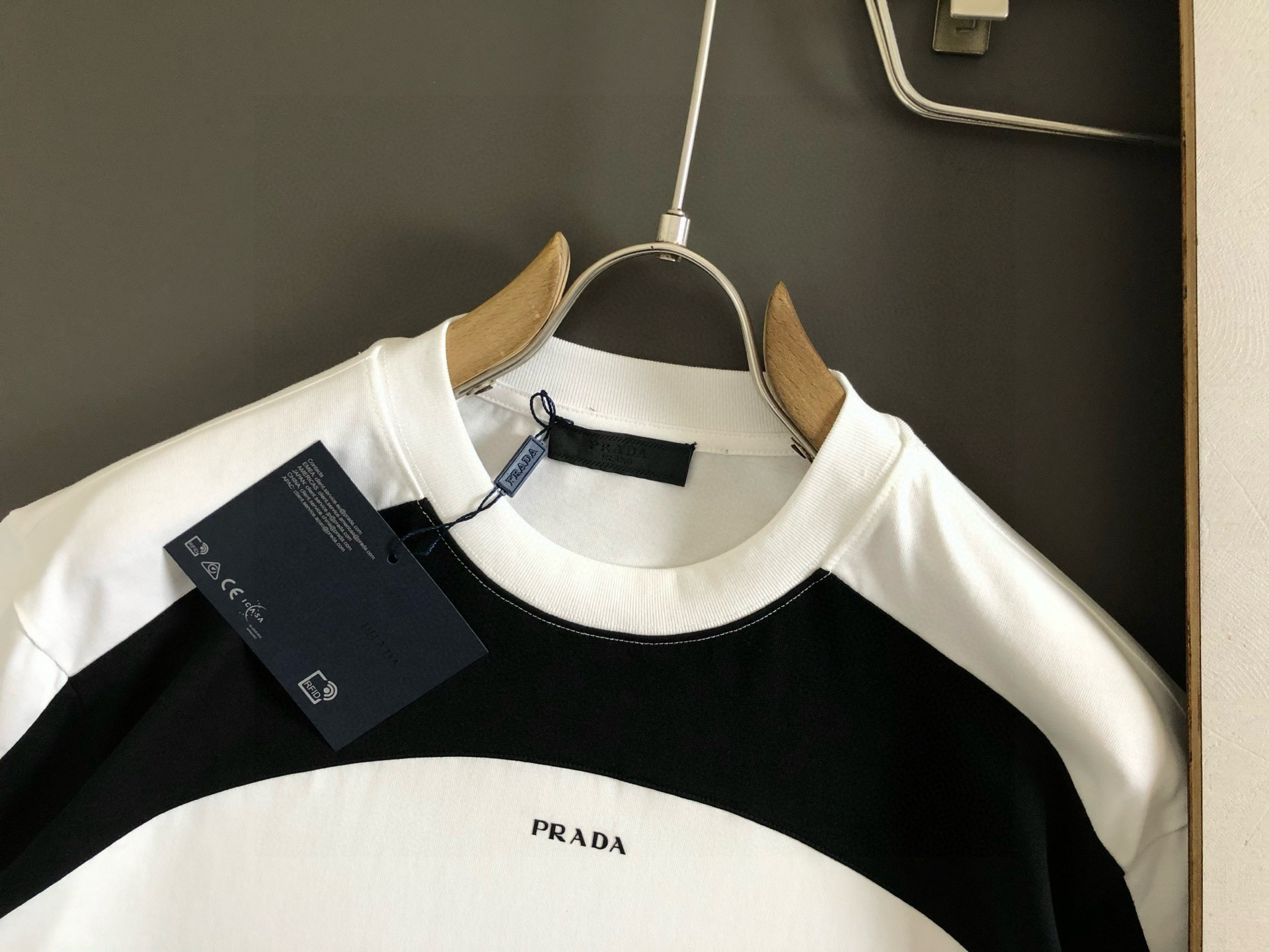  PRAD*合身版型S-Xl
25早春最新黑白拼接款 融合高工艺重磅短袖，高端品质专柜原单圆领援助，顶级