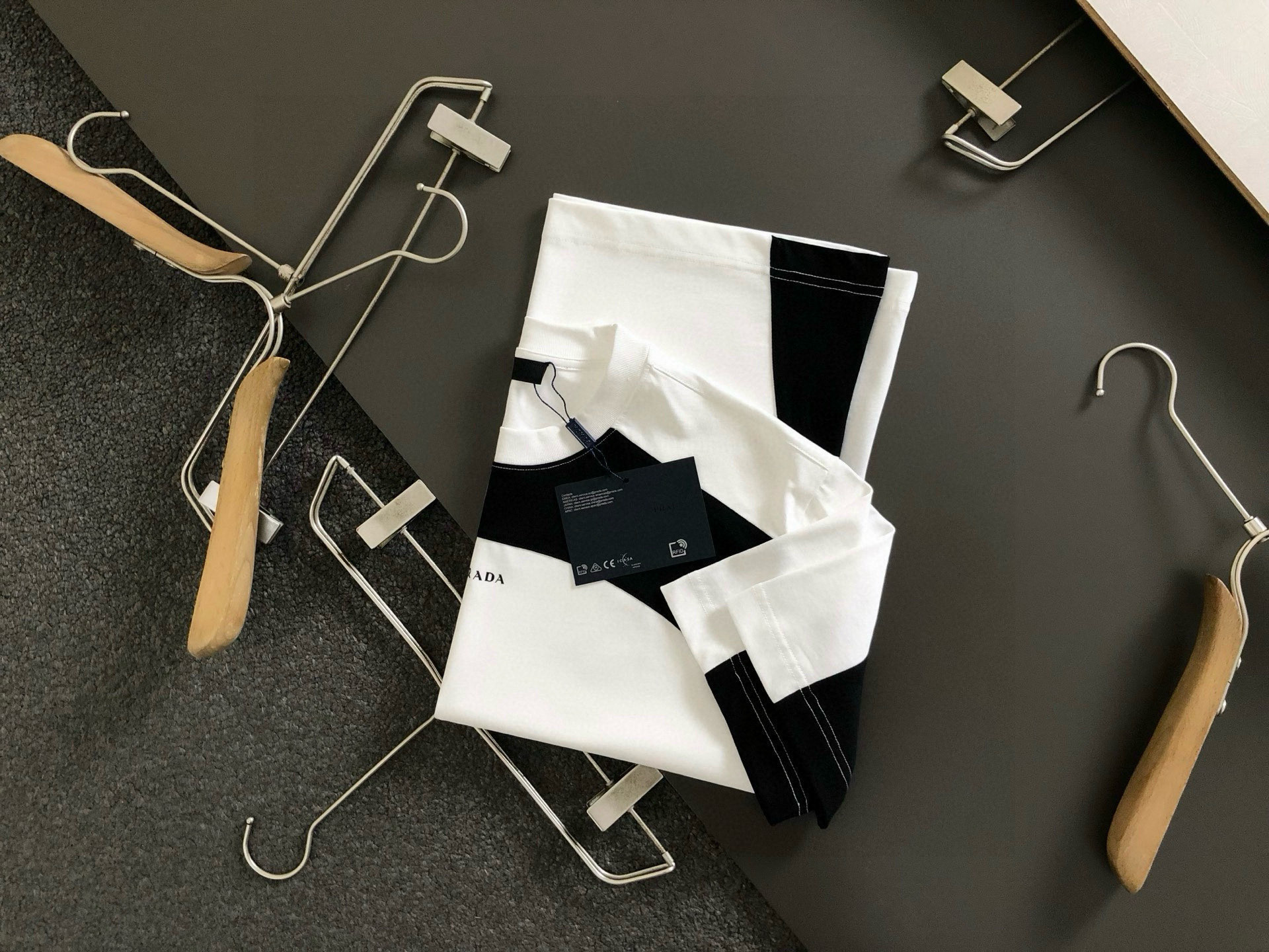 NO:514634,PRAD* fit style S-Xl 25 early spring latest black and white splicing style, blending high-tech heavy short sleeves, high-end quality counter original single round collar assistance, top-level production craft imported fabrics, unique design of the counter model, using imported high-end custom imported silk thread with first-class feel!  Official website for sale!  S-Xl, prada, T-shirt, alexander wang19860909PRAD*合身版型S-Xl 25早春最新黑白拼接款 融合高工艺重磅短袖,高端品质专柜原单圆领援助,顶级制作工艺进口面料,专柜款独特设计,采用进口高端订制进口丝线手感一流！官网在售！码数S-Xl,,prada,T-shirt,alexander wang,Men's clothing