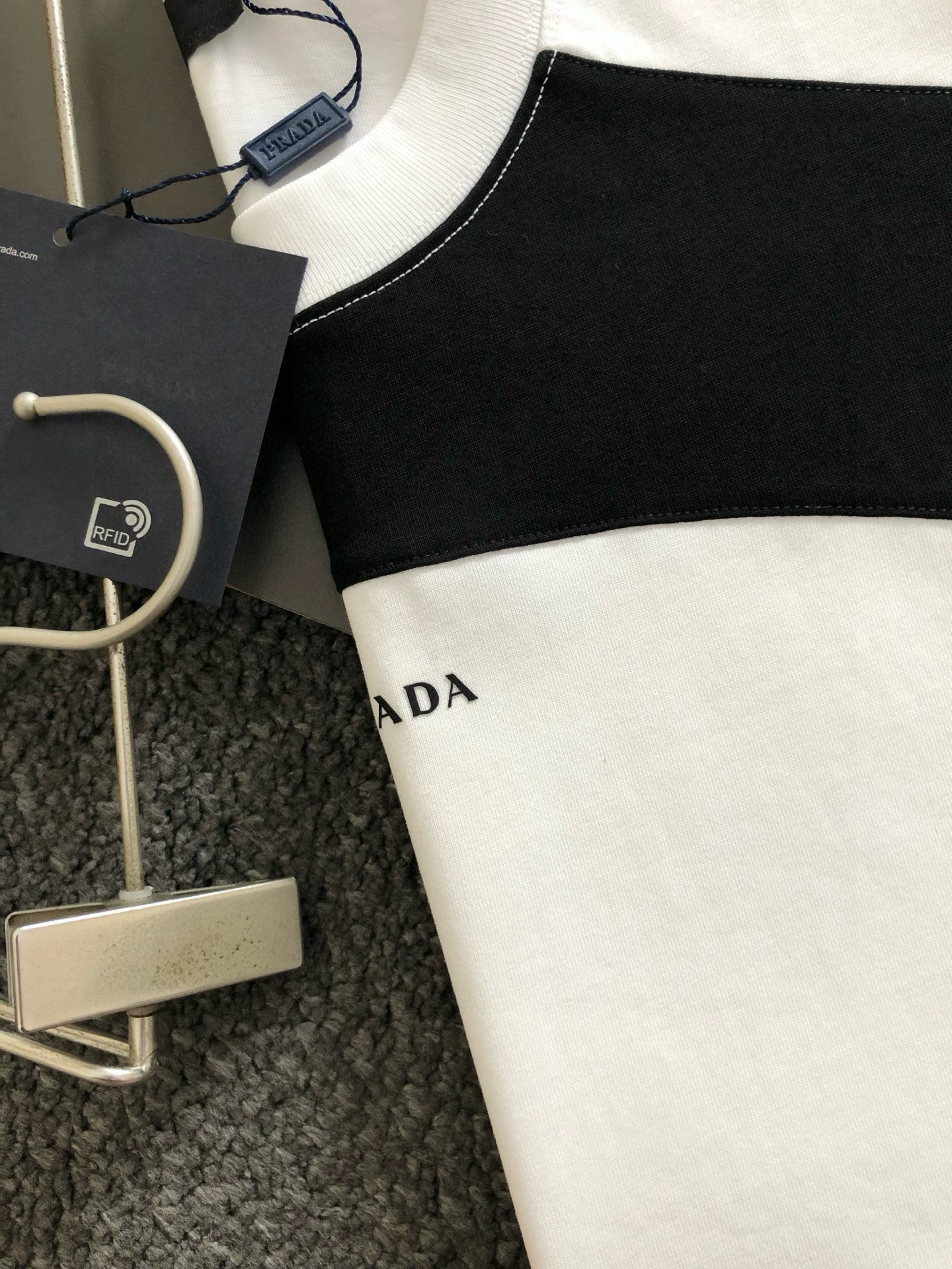  PRAD*合身版型S-Xl
25早春最新黑白拼接款 融合高工艺重磅短袖，高端品质专柜原单圆领援助，顶级