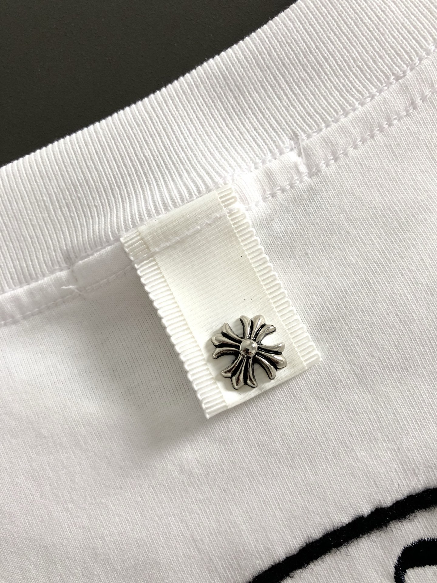 Ch*合身版型S-Xl25春夏顶级梵文毛绒刺绣潮牌短袖，精致工艺专柜面料，顶级元素融合打造，3标齐全，潮