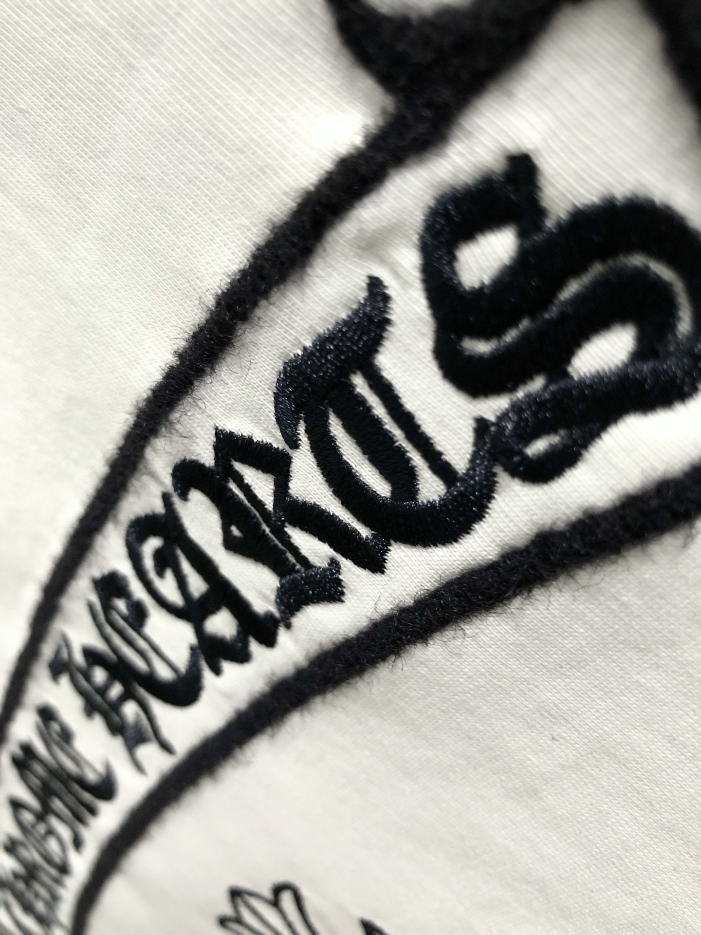 Ch*合身版型S-Xl25春夏顶级梵文毛绒刺绣潮牌短袖，精致工艺专柜面料，顶级元素融合打造，3标齐全，潮