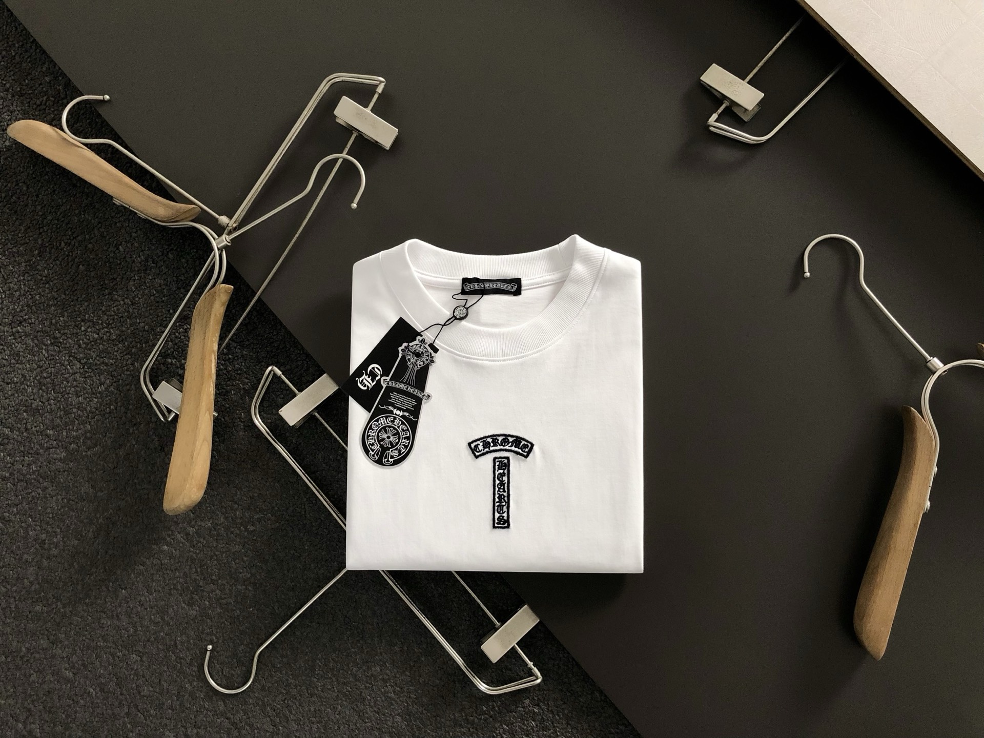 NO:515625,Ch* fit style S-Xl 25 spring and summer top Sanskrit plush embroidered trendy brand short sleeves, exquisite craftsmanship counter fabric, top-level elements fusion, complete 3 standards, trendy men's fashion, whether it is the comfort of the upper body or the incomparable existence, it can be said to be a must-have for summer 170-135(s)175-150(M) 178-160(L)180-170(XL) 180-180(XXL),,T-shirt,alexander wang19860909Ch*合身版型S-Xl 25春夏顶级梵文毛绒刺绣潮牌短袖,精致工艺专柜面料,顶级元素融合打造,3标齐全,潮男时尚,无论是上身舒适度还是都是无可比拟的存在,可以说是夏日必备 170-135(s)175-150(M) 178-160(L)180-170(XL) 180-180(XXL),,T-shirt,alexander wang,Men's clothing