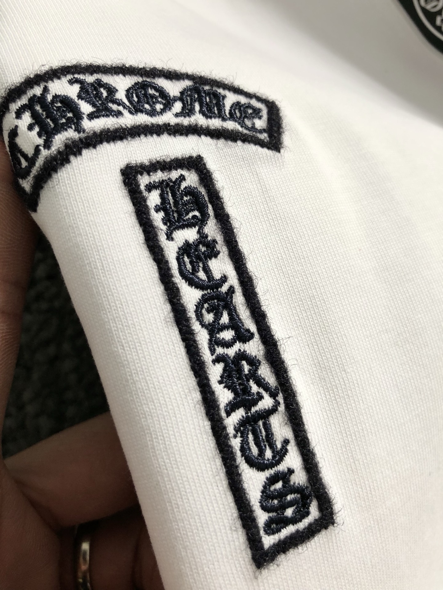 Ch*合身版型S-Xl25春夏顶级梵文毛绒刺绣潮牌短袖，精致工艺专柜面料，顶级元素融合打造，3标齐全，潮