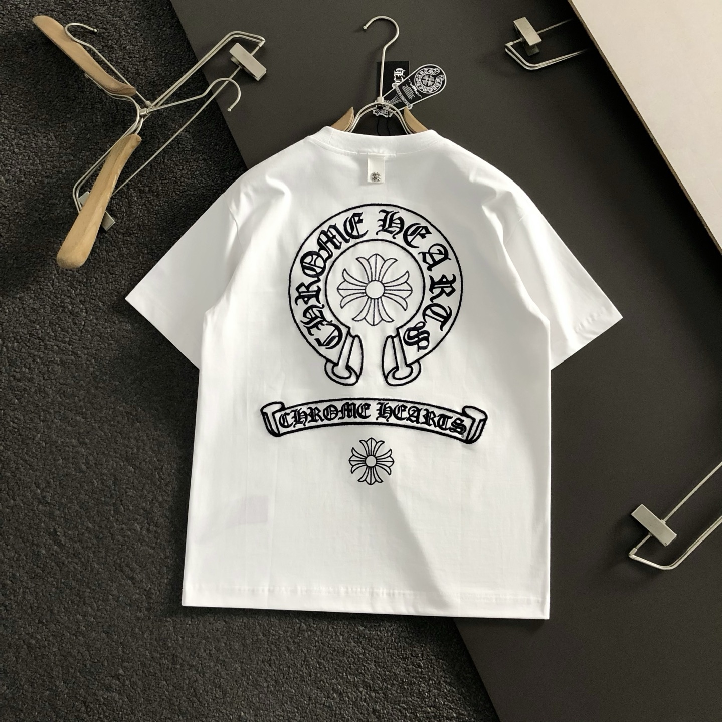 Ch*合身版型S-Xl25春夏顶级梵文毛绒刺绣潮牌短袖，精致工艺专柜面料，顶级元素融合打造，3标齐全，潮