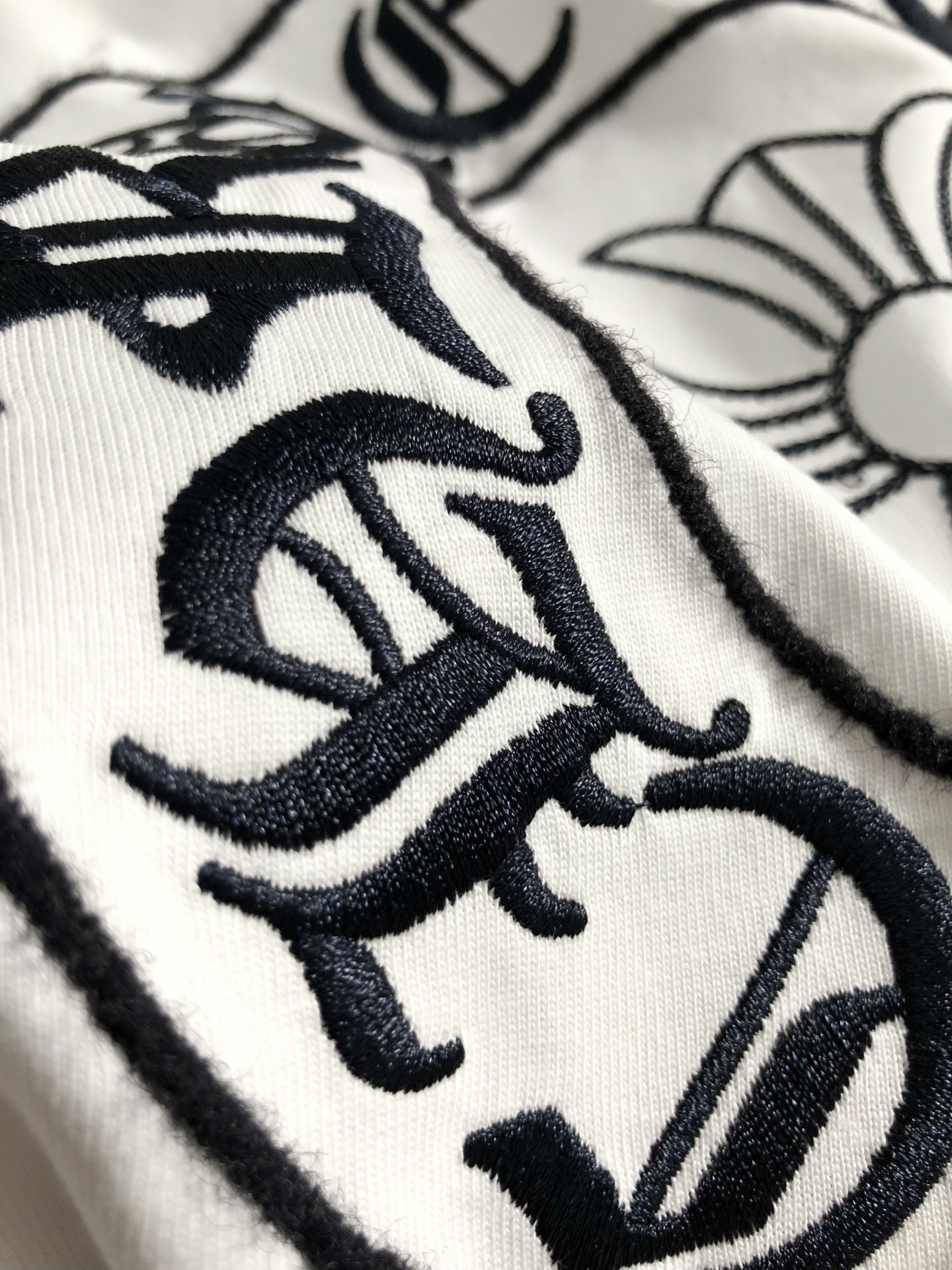 Ch*合身版型S-Xl25春夏顶级梵文毛绒刺绣潮牌短袖，精致工艺专柜面料，顶级元素融合打造，3标齐全，潮