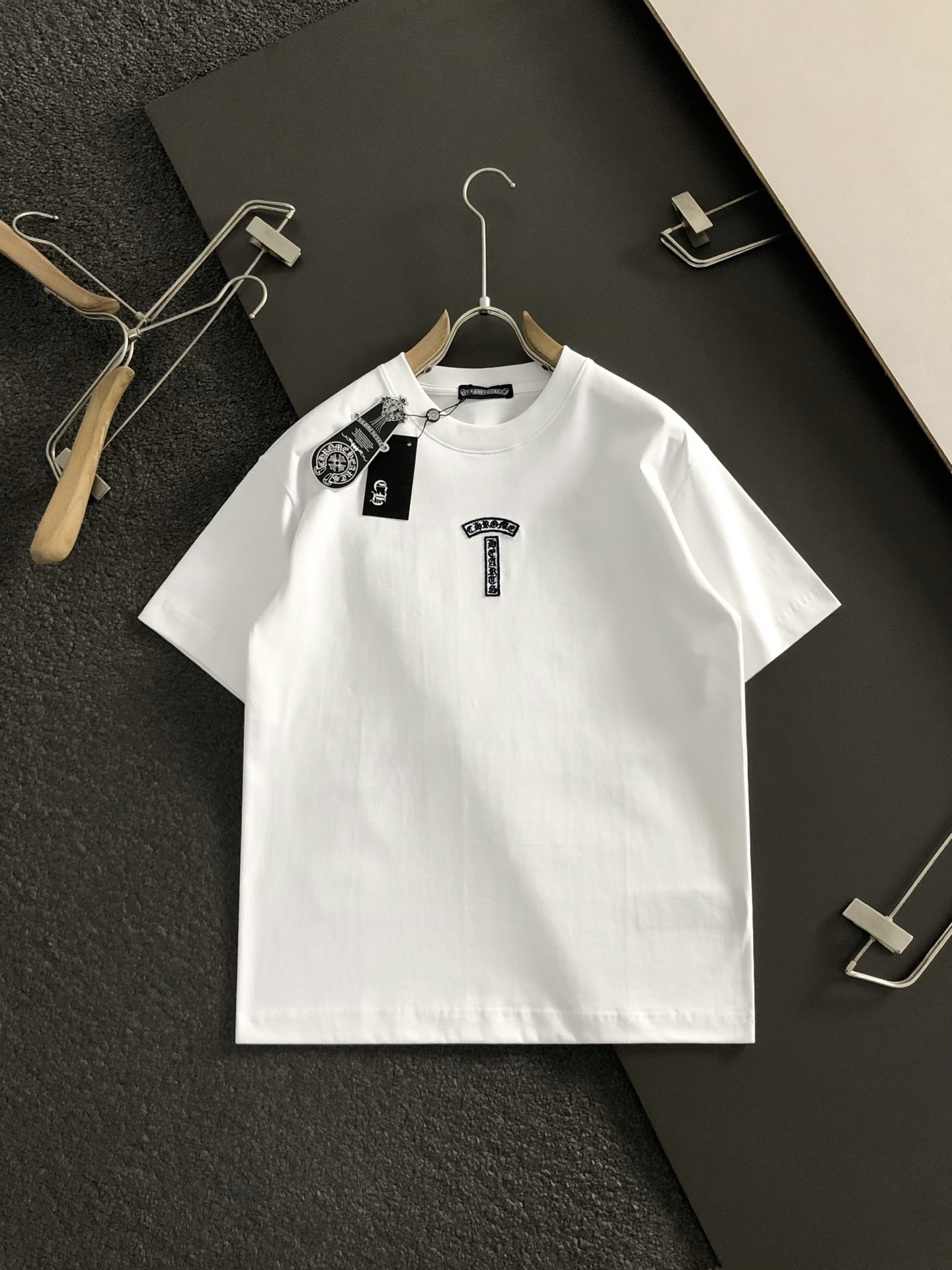 Ch*合身版型S-Xl25春夏顶级梵文毛绒刺绣潮牌短袖，精致工艺专柜面料，顶级元素融合打造，3标齐全，潮